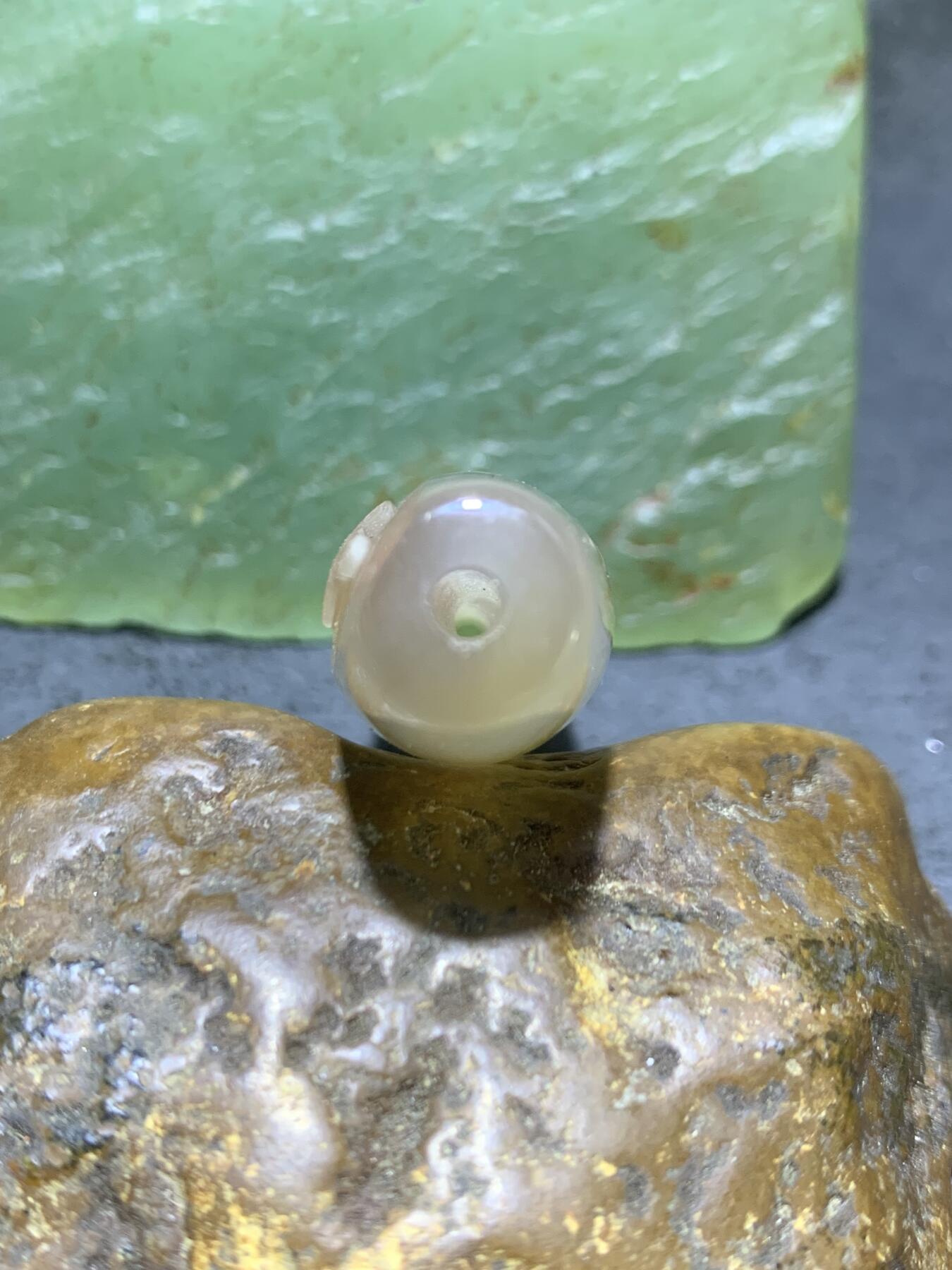 精美亚光高玉化巴西玛瑙手工俏色巧雕宝剑桶珠一个