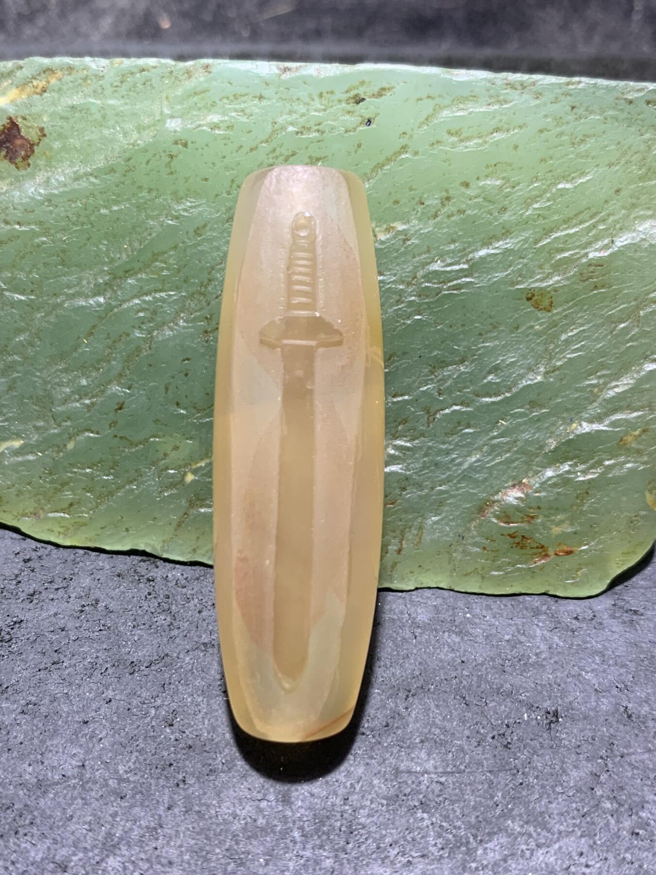 精美亚光高玉化巴西玛瑙手工俏色巧雕宝剑桶珠一个
