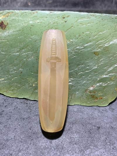 精美亚光高玉化巴西玛瑙手工俏色巧雕宝剑桶珠一个 - 精美亚光高玉化巴西玛瑙手工俏色巧雕宝剑桶珠一个