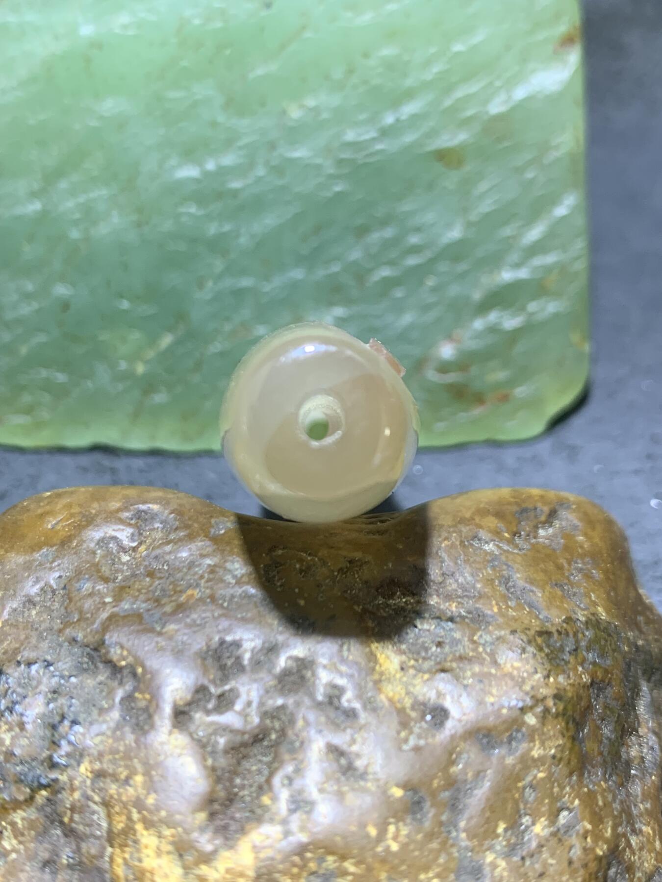 精美亚光高玉化巴西玛瑙手工俏色巧雕宝剑桶珠一个