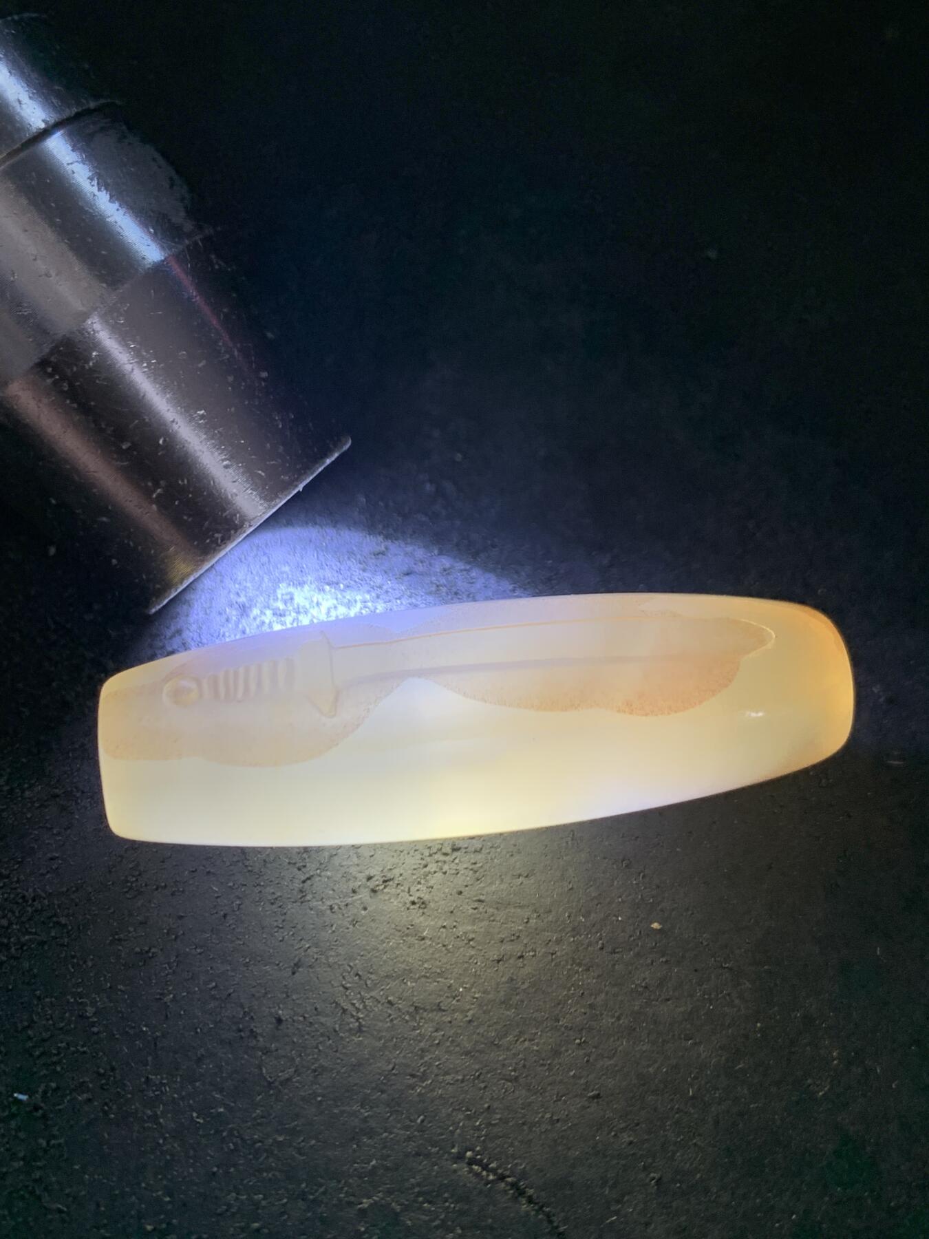 精美亚光高玉化巴西玛瑙手工俏色巧雕宝剑桶珠一个