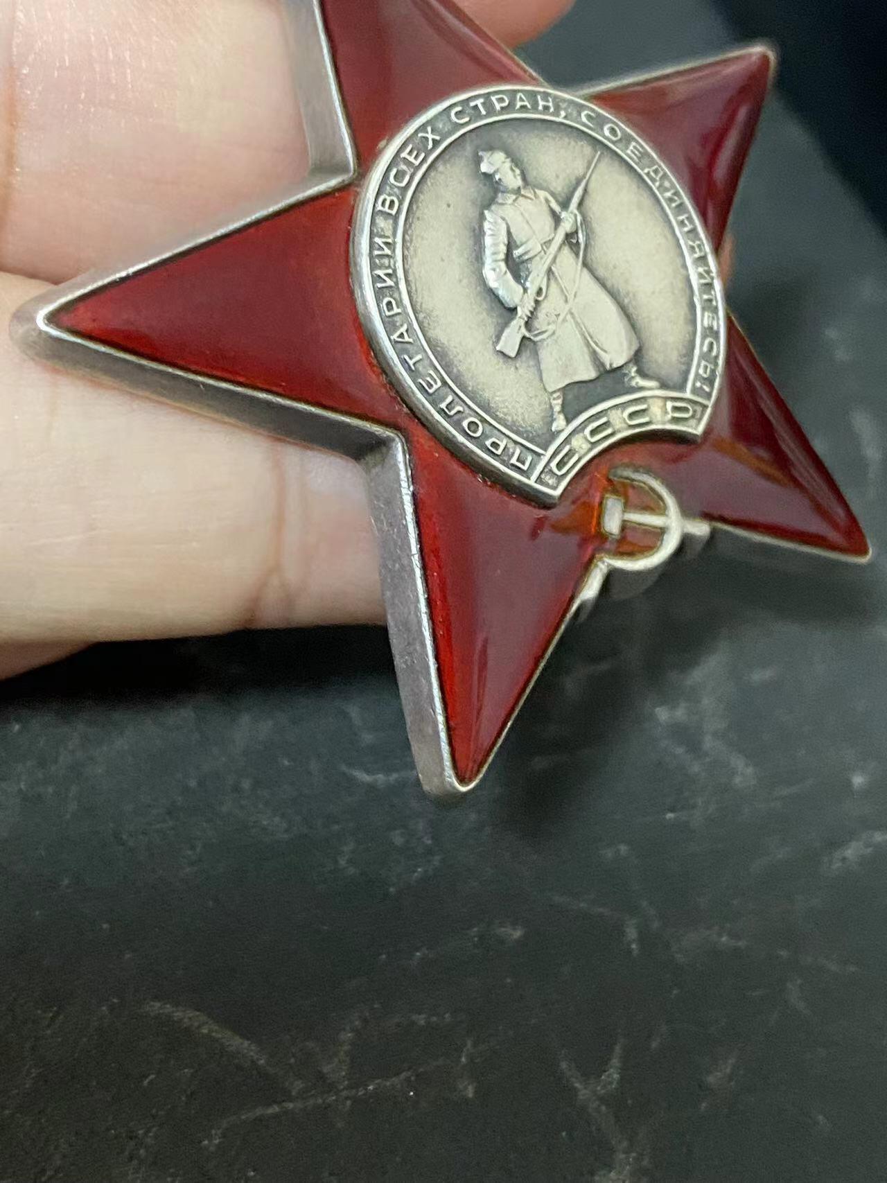 苏联勋章奖章8月25日拍卖9月6日晚上九点结束在麦稀奇 本次有佣金 苏联红星勋章3058892 好品 服役获得 得主得了特别多的战役章 