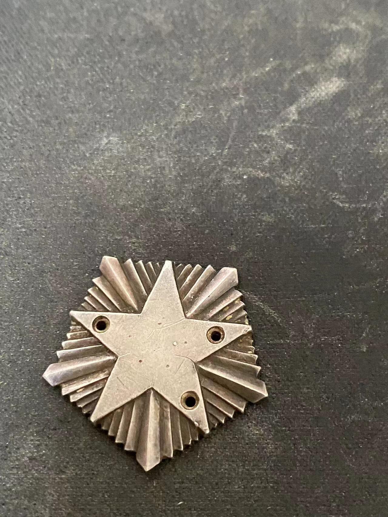 苏联勋章奖章8月25日拍卖9月6日晚上九点结束在麦稀奇 本次有佣金 苏联英雄母亲勋章 没有金星了 但是也是银质 早期20173  没挂了