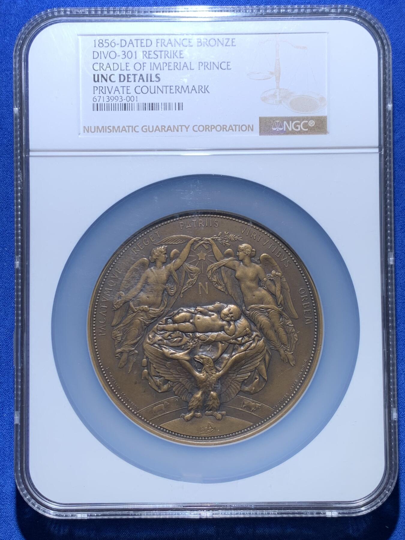 《竞宝斋》第302场- 周日，周一，周二  3场连拍 （全场包邮） NGC UNCD 1856年巴黎市庆祝拿破仑三世皇子诞生原铸纪念铜章，正面6:00、背面：13:00方向加私印BA标记，章表面无任何问题，完美品相。丰饶角边铭，直径：77.5mm、重：235.32克 正面画面为拿破仑三世刚刚诞生的皇子安然的睡在摇篮中 法兰西雄鹰伸展双翅保护皇子 巴黎的两位守护天使在上方祝福皇子，背面的画面为巴黎市政府赠予给拿破仑三世皇子的皇室奢华婴儿床 背景遍布法国皇室的象征--