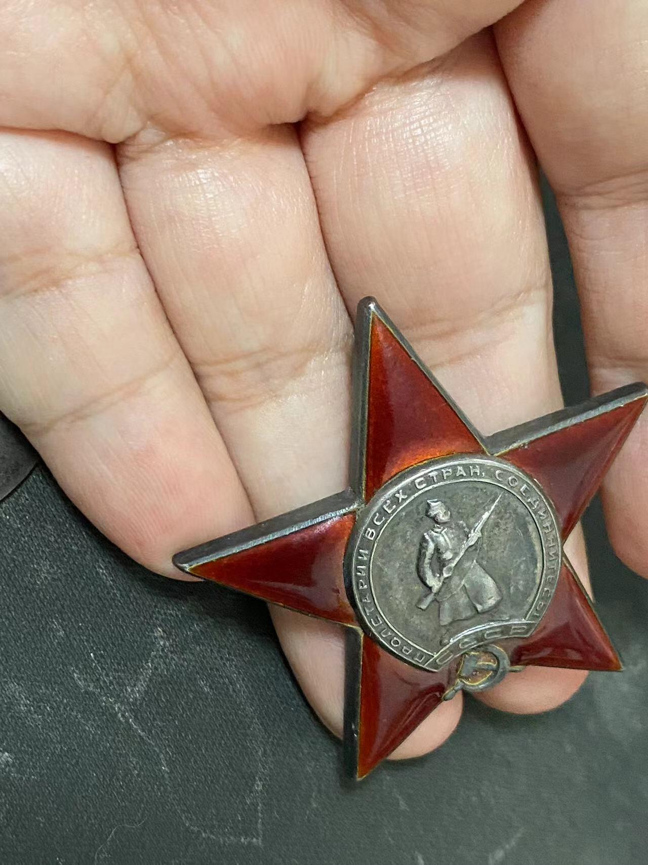 苏联勋章奖章8月25日拍卖9月6日晚上九点结束在麦稀奇 本次有佣金 苏联红星勋章 台阶版 127647  空军军医疗养院院长 好品 轻微佩戴 原配银轮  资料齐全 Колиниченко Павел Андреевич 血液病专家 保障飞行员的身体 