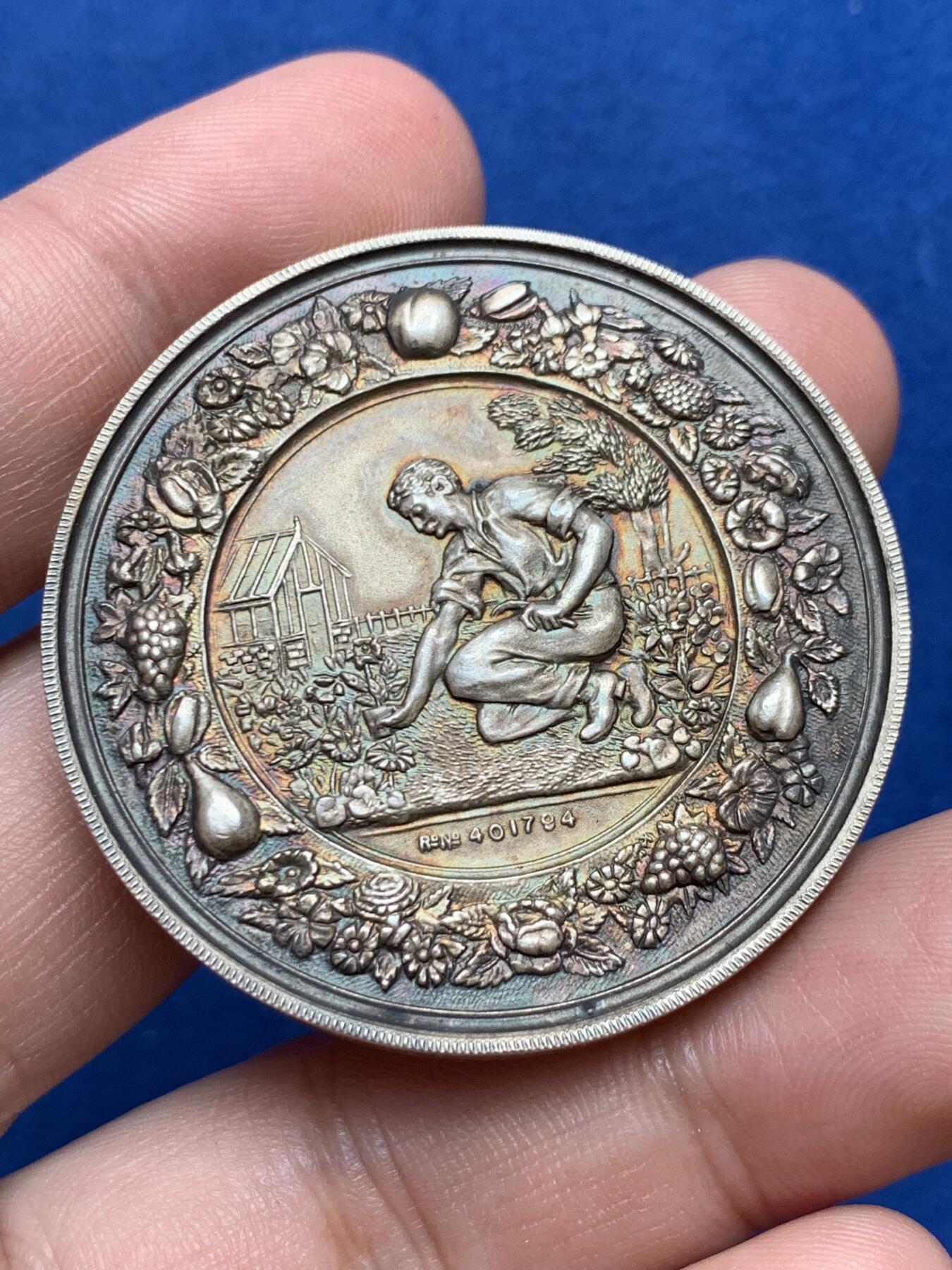 《竞宝斋》第302场- 周日，周一，周二  3场连拍 （全场包邮） 英国挖掘胜利比赛银章，雷丁市长、议员 W.E.C. McIlroy, J.P. 颁发给C.J.Harman先生，42.09g，44.9mm，带原盒，状态极好