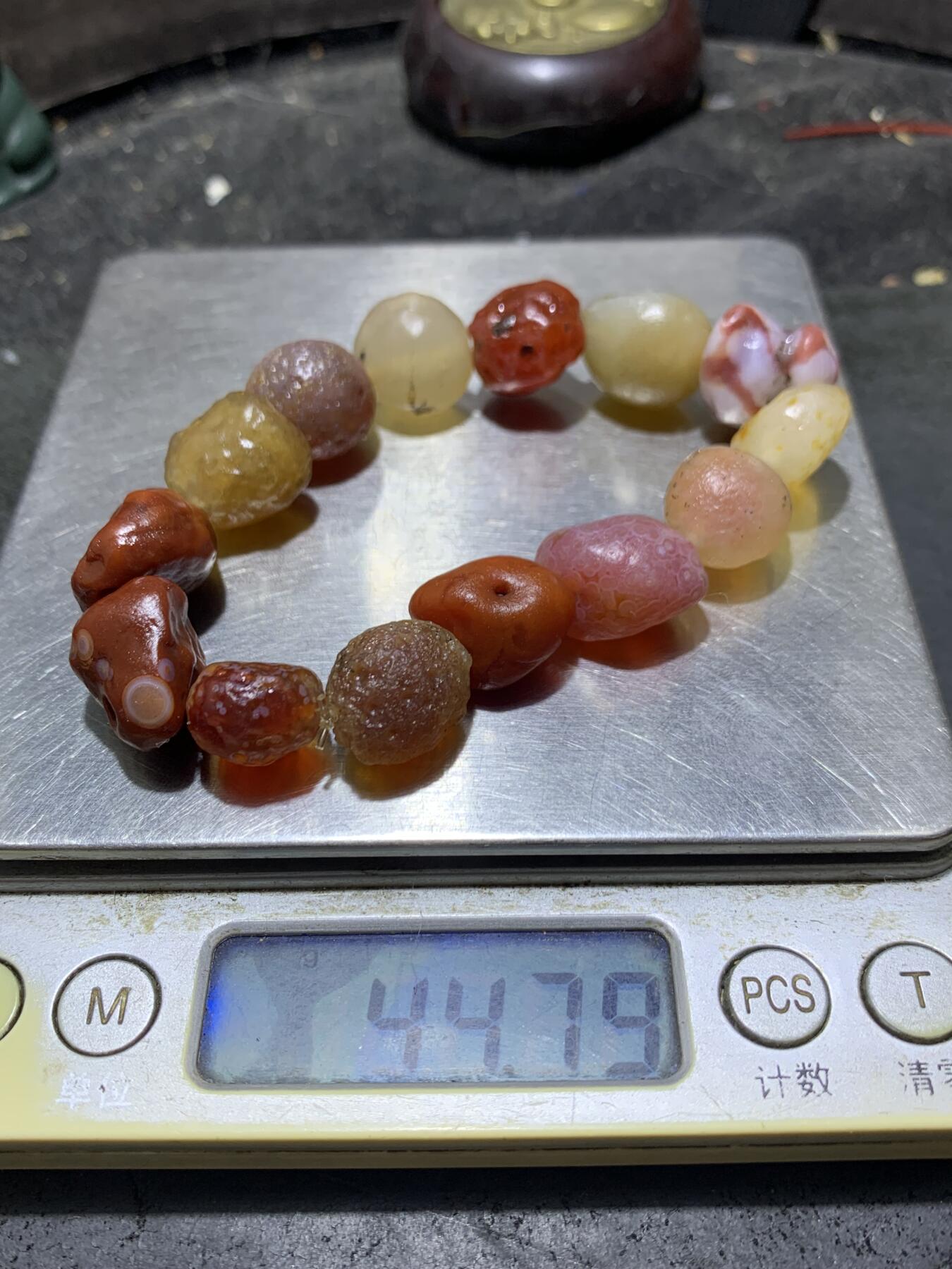 精美阿拉善彩珠玛瑙原石手串一条