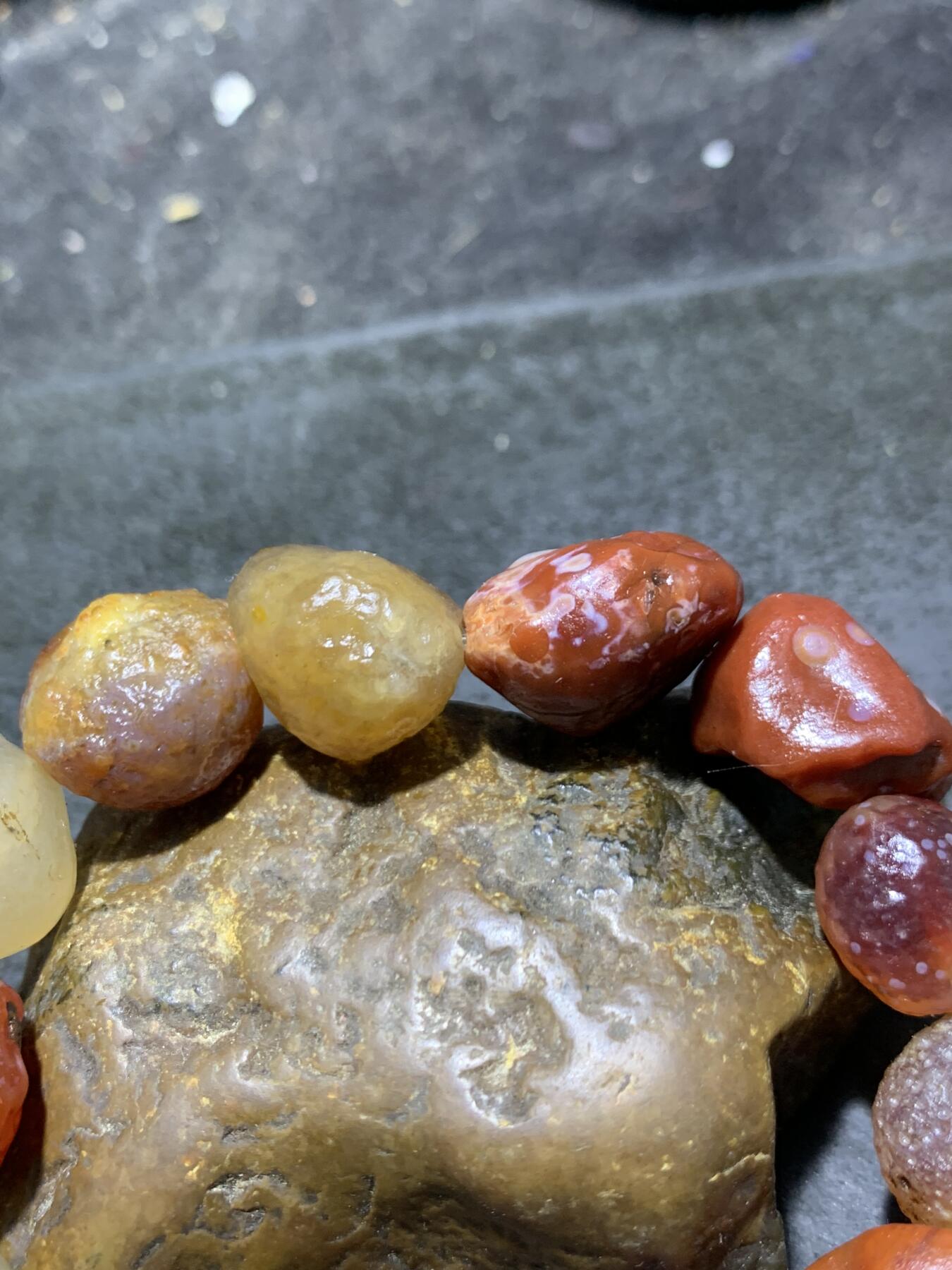 精美阿拉善彩珠玛瑙原石手串一条