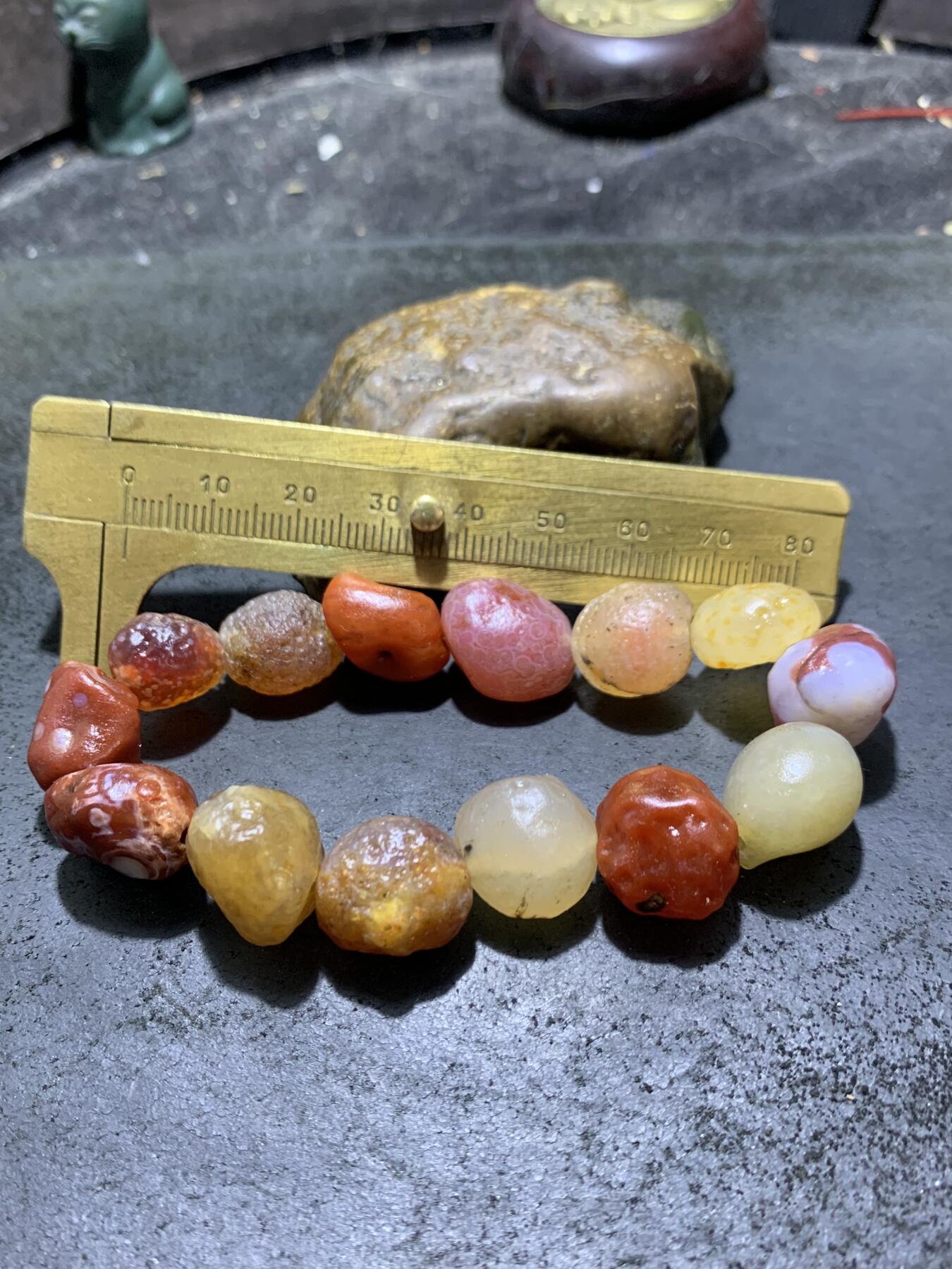 精美阿拉善彩珠玛瑙原石手串一条