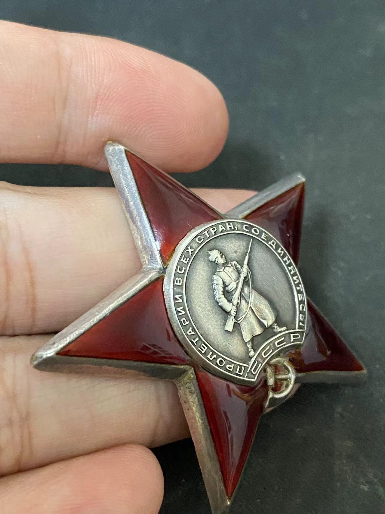 苏联勋章奖章8月25日拍卖9月6日晚上九点结束在麦稀奇 本次有佣金 苏联红星勋章 658527 品相很好 轻微佩戴痕迹 无磕碰 原配银盖 不要可抵扣150元  独立滨海集团军军事交通69供应站军事警备司令员助理 保障了提供从丘什卡穿过海峡到克里木的运载军事物资的船只 Голиков Иван Дмитриевич