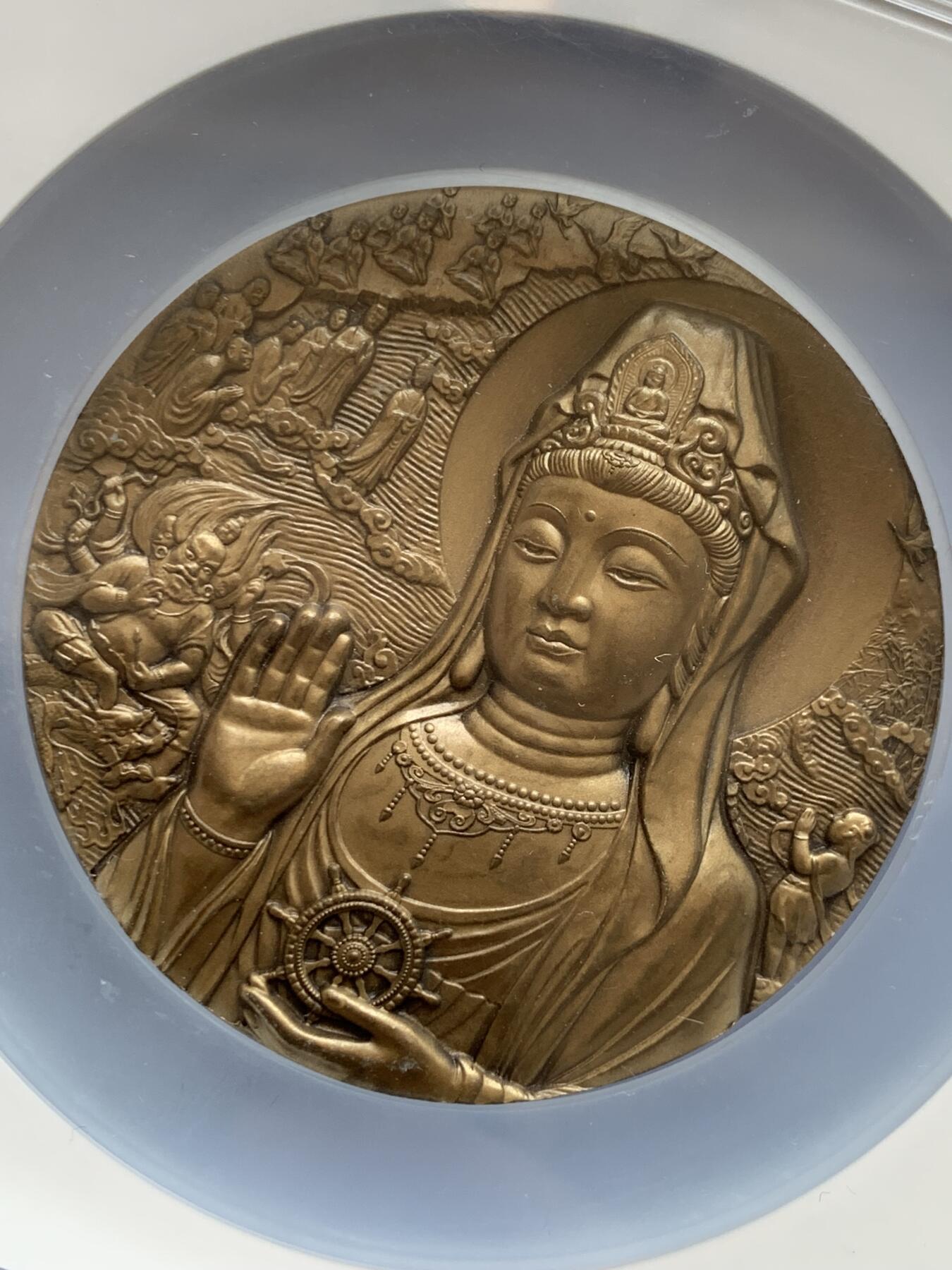 《竞宝斋》第302场- 周日，周一，周二  3场连拍 （全场包邮） 公博 MS68 中国普陀山观音铜章，高浮雕，190g，60mm