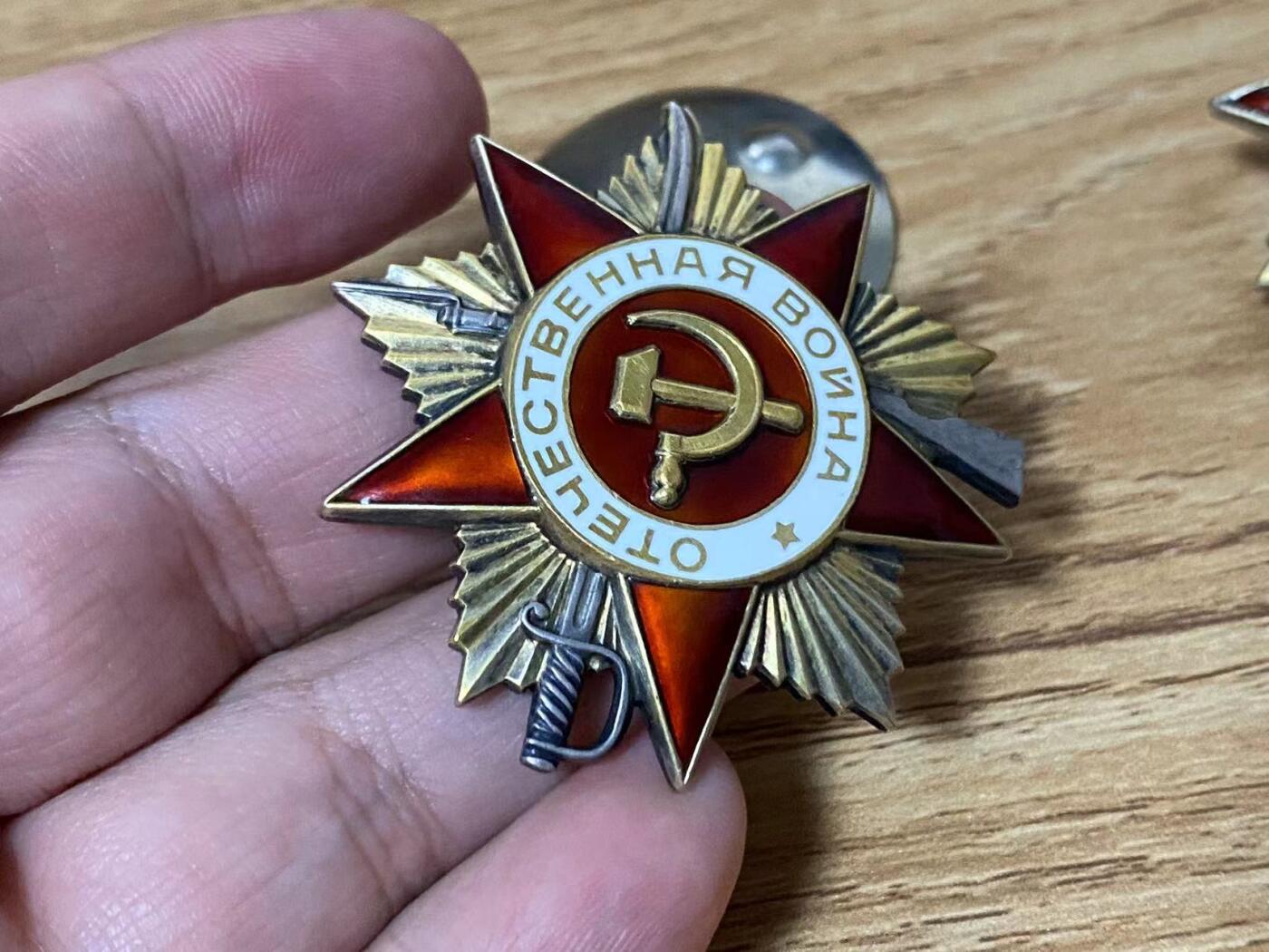 苏联勋章奖章8月25日拍卖9月6日晚上九点结束在麦稀奇 本次有佣金 苏联一级为国85版 1748054--1748055两枚连号 1748054品相完美 珐琅无磕碰  镀金也非常好  1748055 左，左下，右下角都有磕碰 镀金非常好 一级连号的比较少 非常好的藏品 9月6日下架