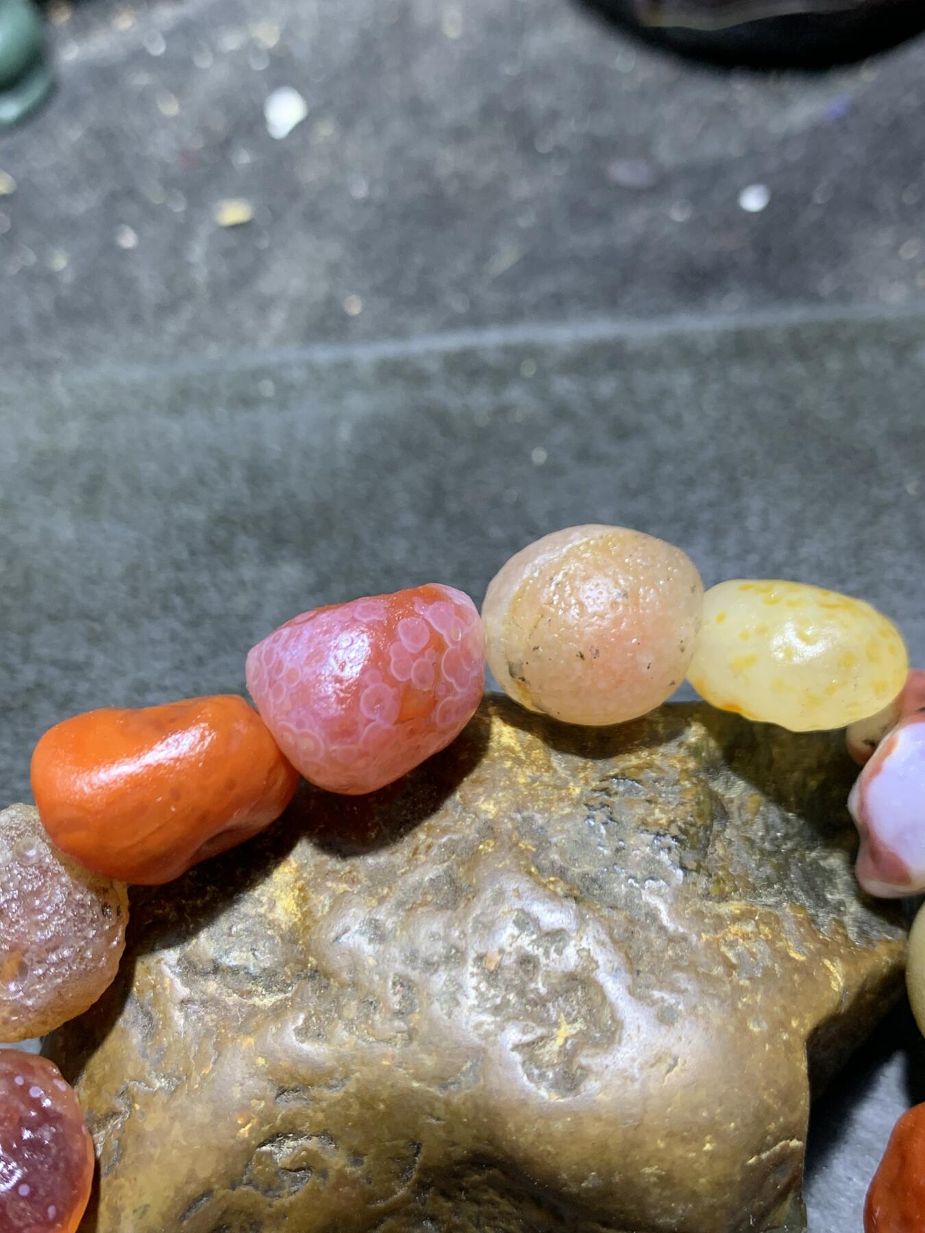 精美阿拉善彩珠玛瑙原石手串一条