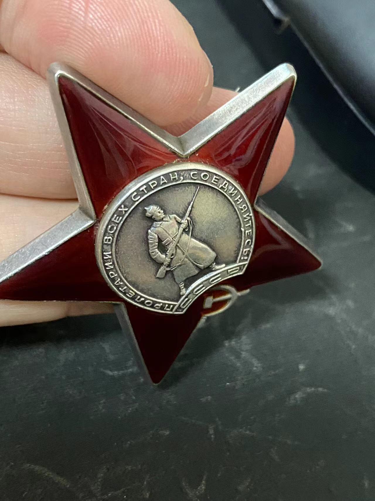 苏联勋章奖章8月25日拍卖9月6日晚上九点结束在麦稀奇 本次有佣金 苏联红星勋章3058892 好品 服役获得 得主得了特别多的战役章 