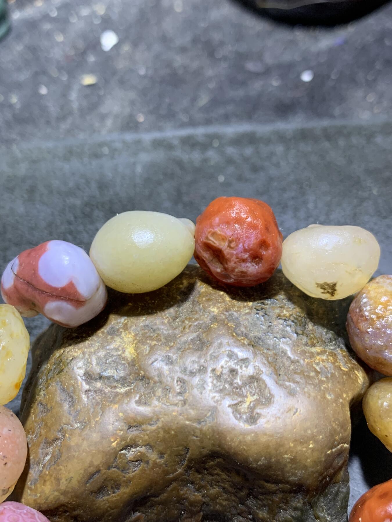 精美阿拉善彩珠玛瑙原石手串一条