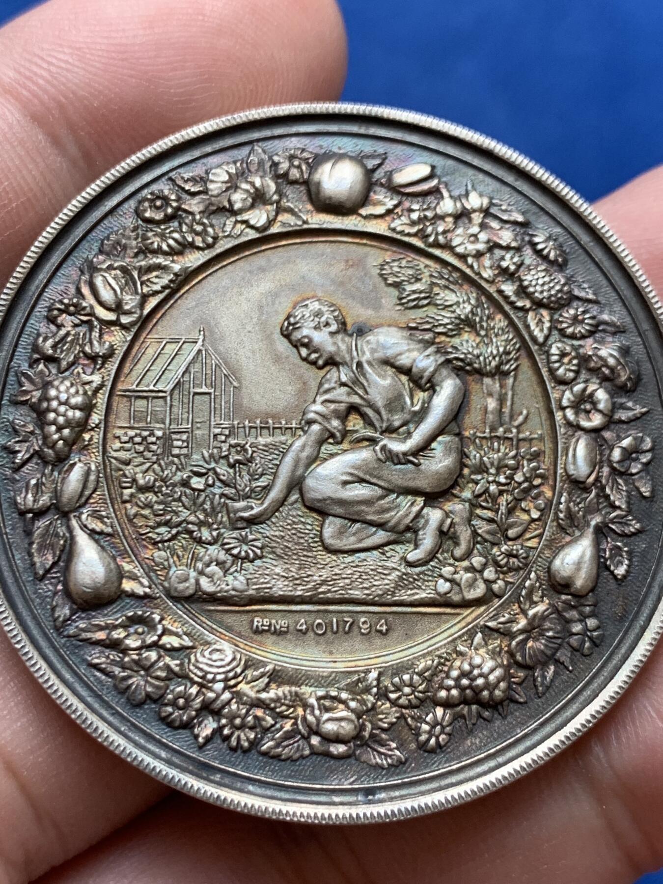 《竞宝斋》第302场- 周日，周一，周二  3场连拍 （全场包邮） 英国挖掘胜利比赛银章，雷丁市长、议员 W.E.C. McIlroy, J.P. 颁发给C.J.Harman先生，42.09g，44.9mm，带原盒，状态极好