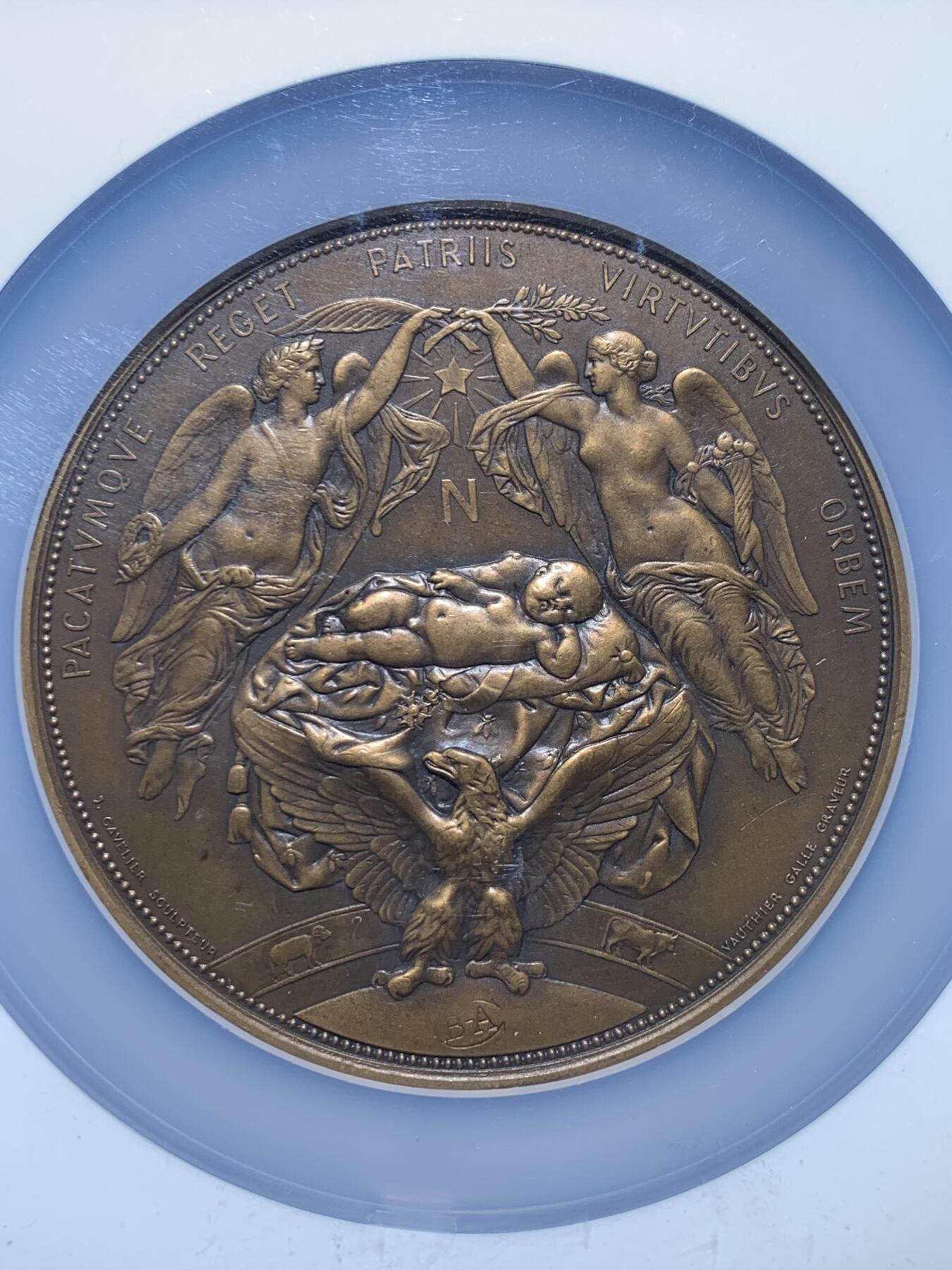 《竞宝斋》第302场- 周日，周一，周二  3场连拍 （全场包邮） NGC UNCD 1856年巴黎市庆祝拿破仑三世皇子诞生原铸纪念铜章，正面6:00、背面：13:00方向加私印BA标记，章表面无任何问题，完美品相。丰饶角边铭，直径：77.5mm、重：235.32克 正面画面为拿破仑三世刚刚诞生的皇子安然的睡在摇篮中 法兰西雄鹰伸展双翅保护皇子 巴黎的两位守护天使在上方祝福皇子，背面的画面为巴黎市政府赠予给拿破仑三世皇子的皇室奢华婴儿床 背景遍布法国皇室的象征--