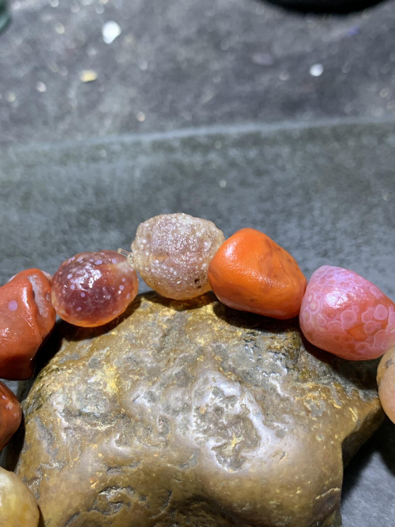 精美阿拉善彩珠玛瑙原石手串一条