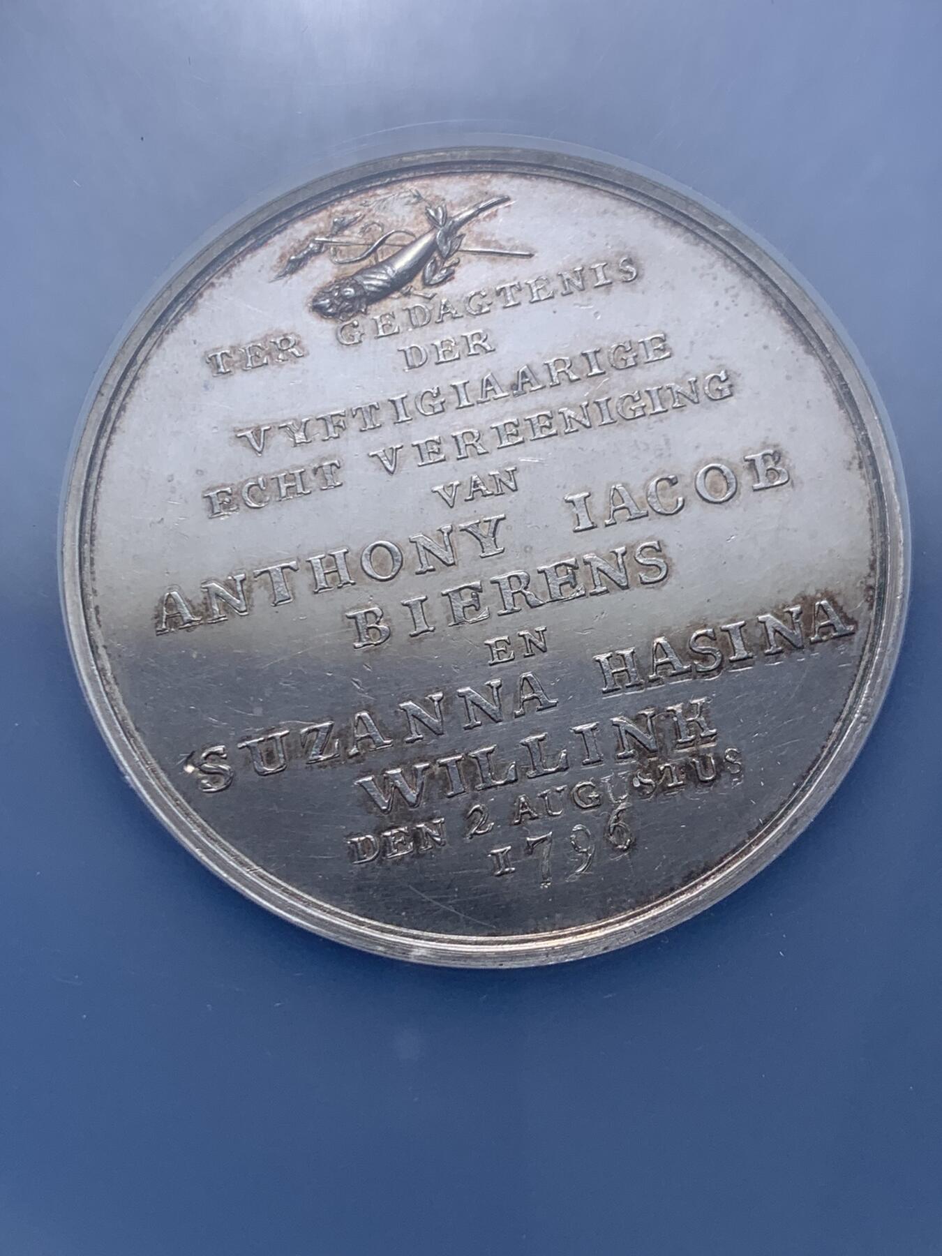 《竞宝斋》第302场- 周日，周一，周二  3场连拍 （全场包邮） NGC UNCD 荷兰1796安东尼.雅各布.比伦斯与苏珊娜.哈希娜.威林克金婚纪念章49mm 大盒