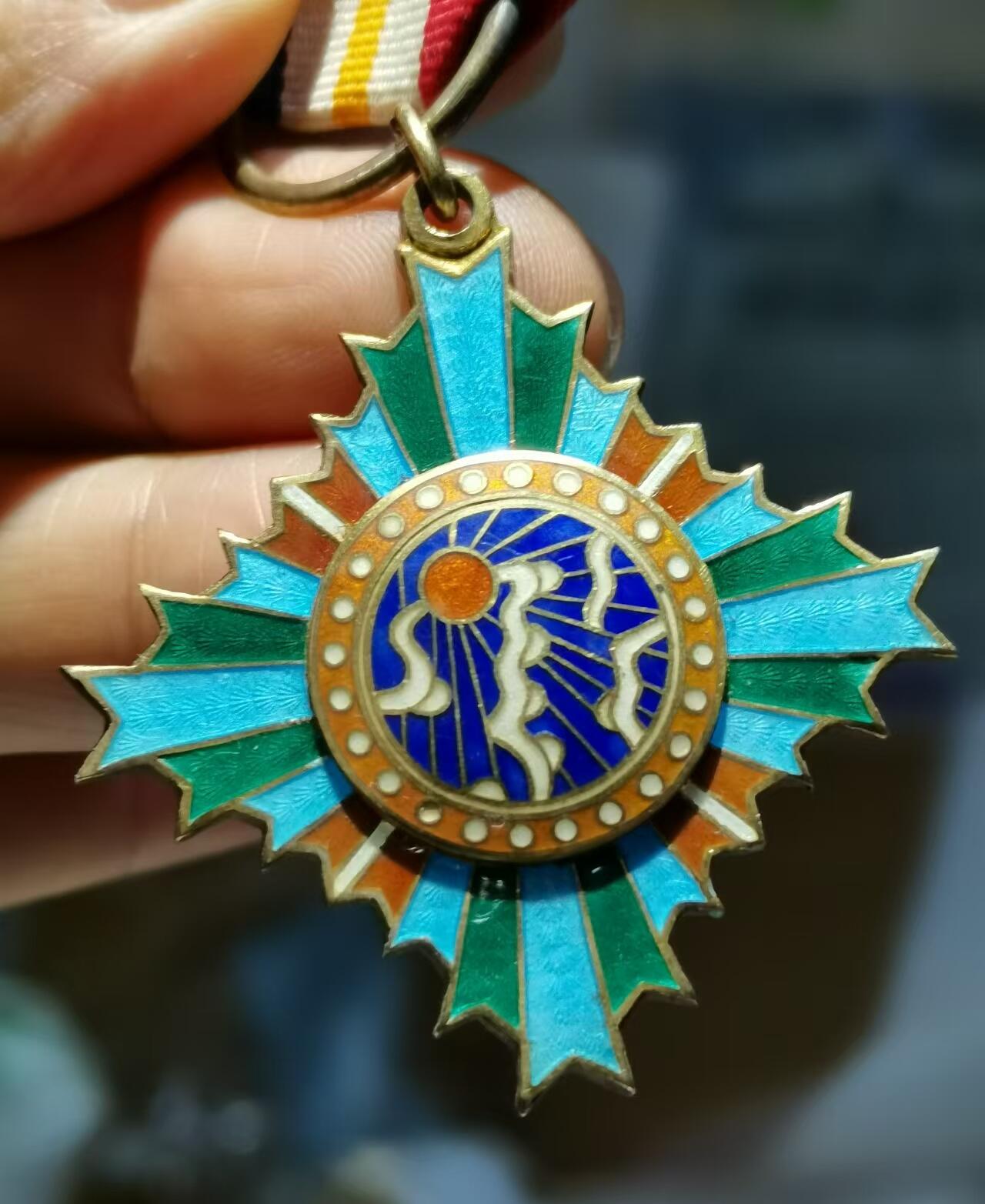 [珍藏世界]光华乙种奖章一.二等（国6170.国6328）原绶带原略