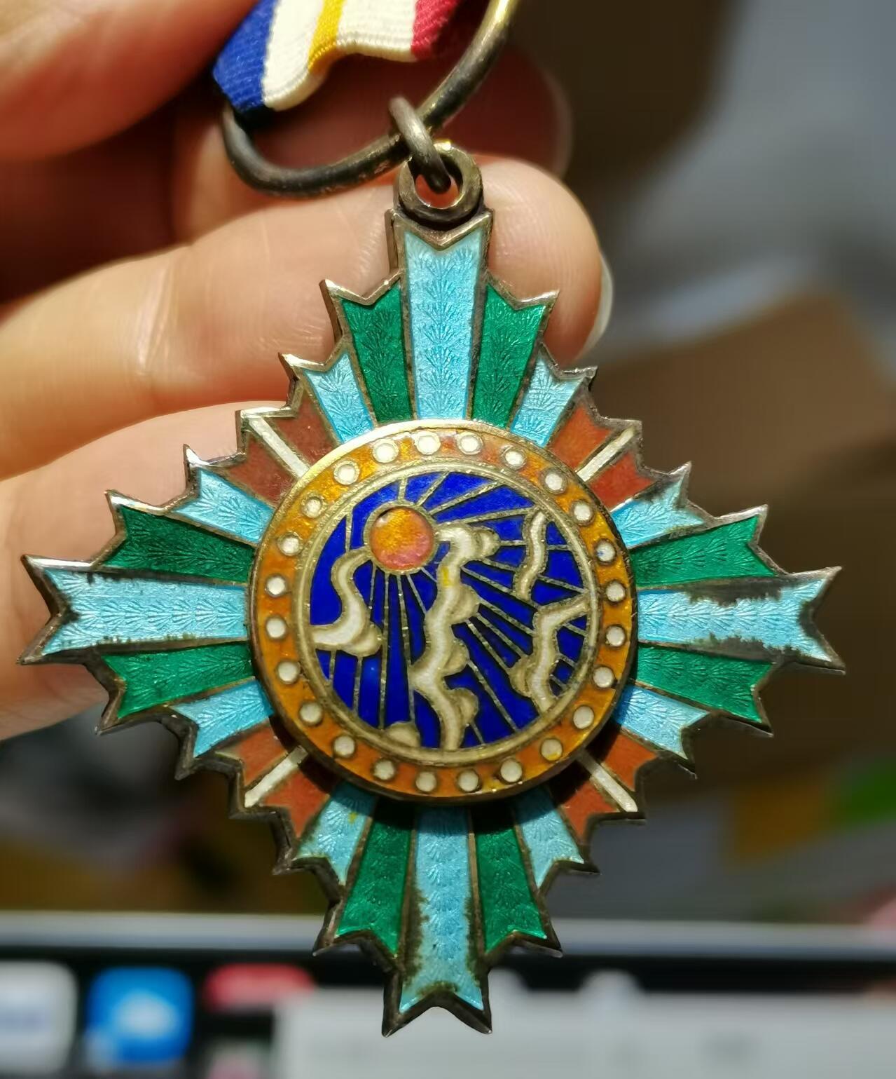 [珍藏世界]光华乙种奖章一.二等（国6170.国6328）原绶带原略