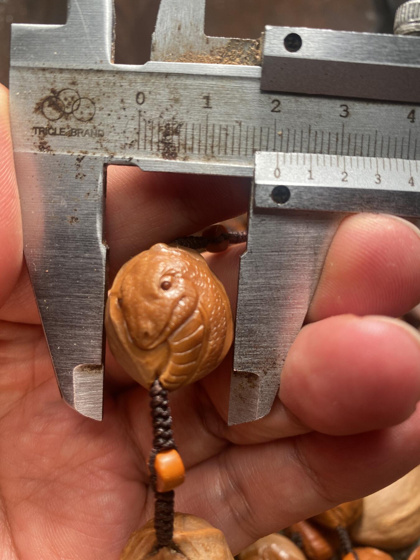苏工核雕放漏价 福利苏工核雕纯手工铁核留刀痕十二生肖，短圆，个性立体非市场通货，尺寸2。0x2.5喜欢的来