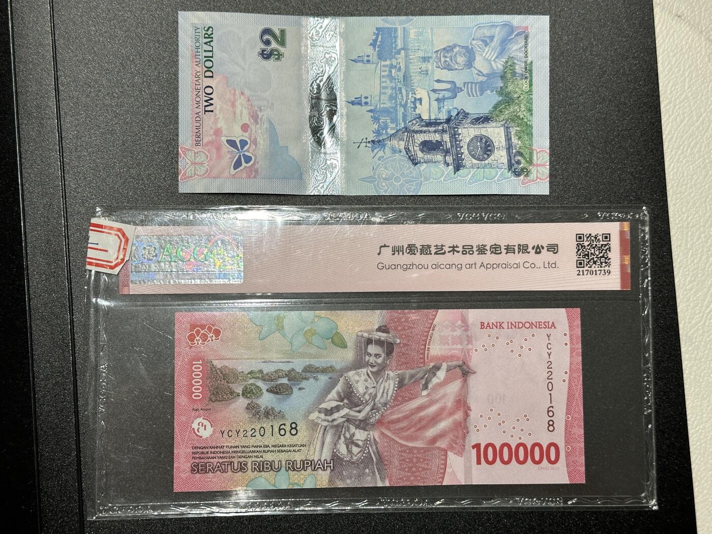 《外钞收藏家》第四百一十期 百慕大2刀全新裸币+印尼10万爱藏评级 两张一起