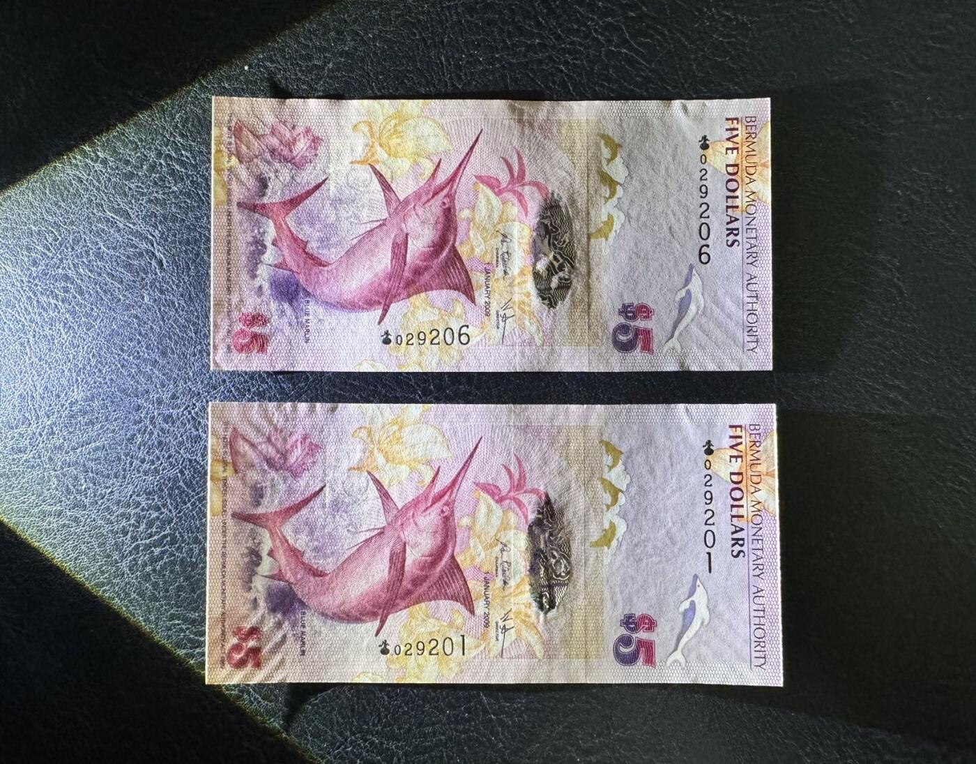 收藏联盟Quantum Auction 第372期拍卖  百慕大2009年5元首发洋葱冠两张 品相全新UNC 号码无3457朦胧号