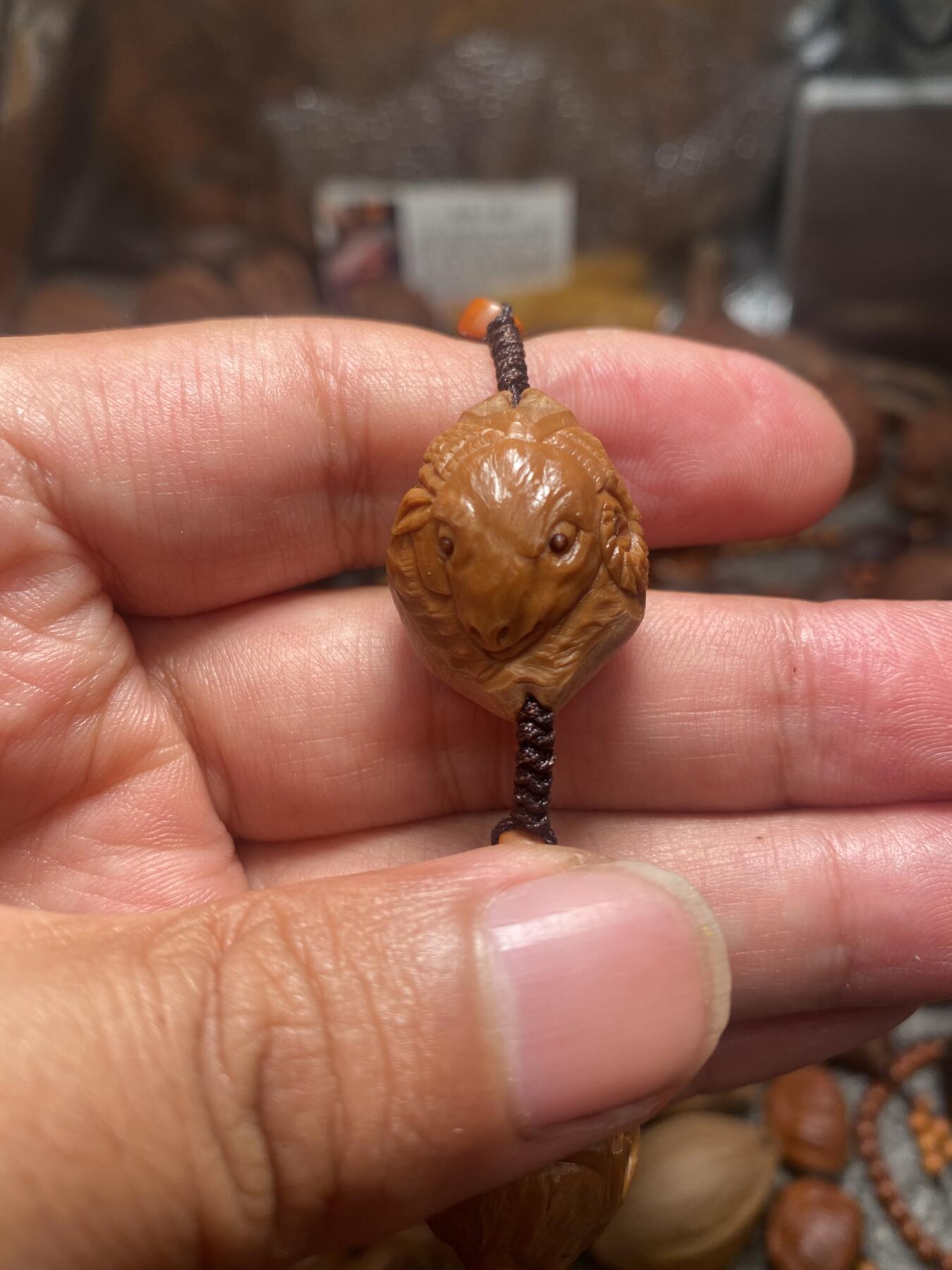 苏工核雕放漏价 福利苏工核雕纯手工铁核留刀痕十二生肖，短圆，个性立体非市场通货，尺寸2。0x2.5喜欢的来