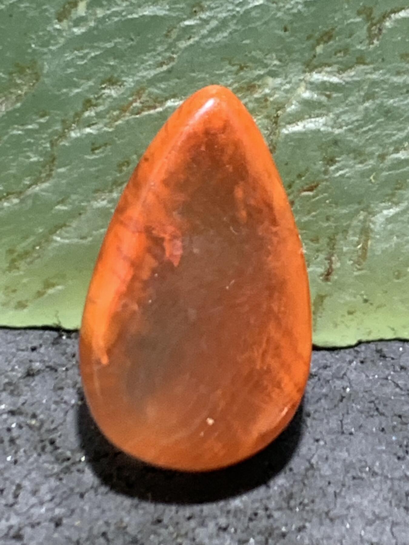 精美冰飘柿子红火焰纹南红玛瑙水滴形戒面一个，
