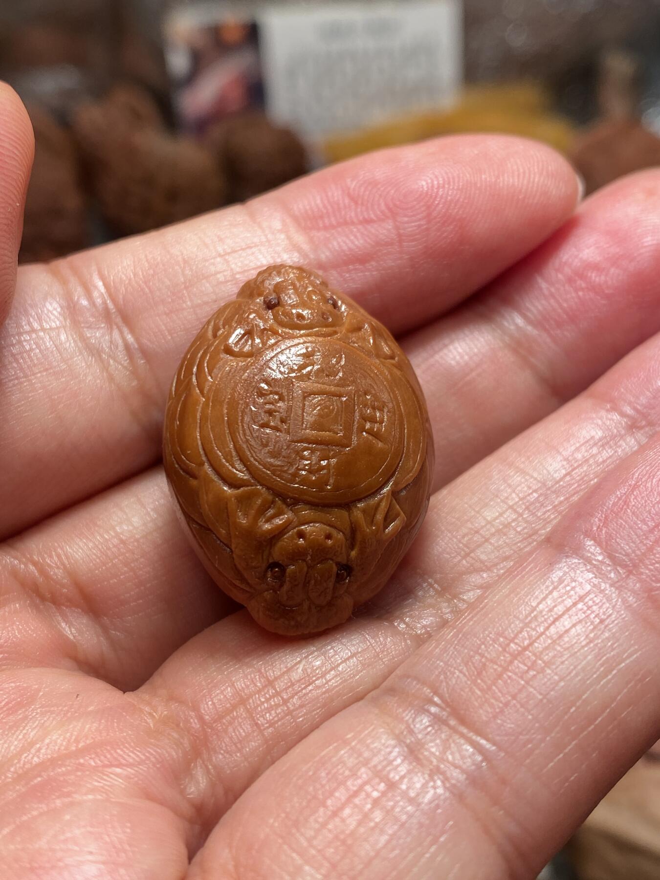 苏工核雕放漏价 苏工核雕纯手工名利双收元宝金蟾，神态到位，选用10年梅林核手作，尺寸2。2x3.2核色红润，立体感十足喜欢的来