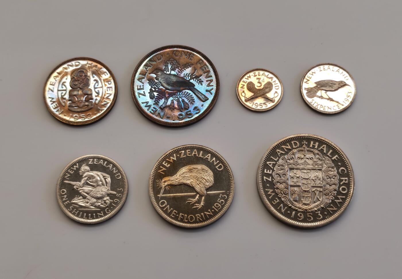 博洋堂“长夏未央”8月精品专场暨第089期（全场包邮） 新西兰1953年伊丽莎白二世登基精制登基套币7枚 铜币自带五彩包浆 附带原盒