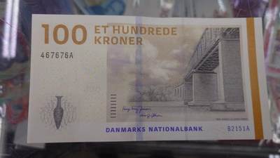 【世界钱币】精选微拍第132期暨2024年第43期  各类库存杂货 2015年丹麦100克朗 全新绝品尾号676A