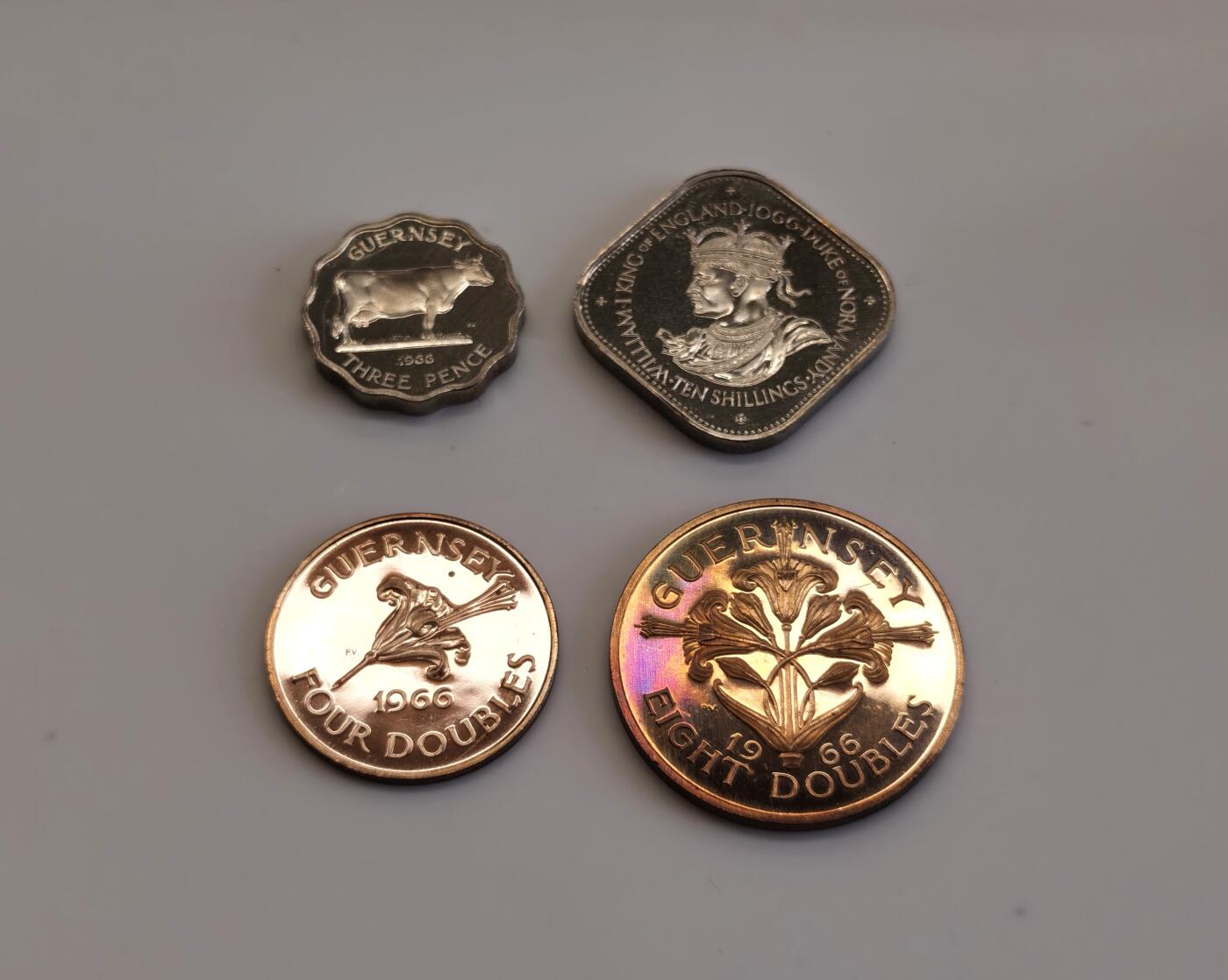 博洋堂“长夏未央”8月精品专场暨第089期（全场包邮） 英国-根西岛1966年伊丽莎白二世精制套币 4道步&8道步铜币绝美渐变五彩包浆 3先令镍币 10先令方形镍币 纪念诺曼底征服900周年 附带原盒