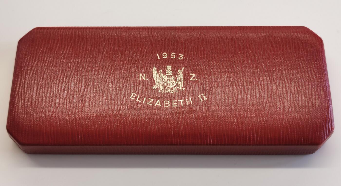 博洋堂“长夏未央”8月精品专场暨第089期（全场包邮） 新西兰1953年伊丽莎白二世登基精制登基套币7枚 铜币自带五彩包浆 附带原盒