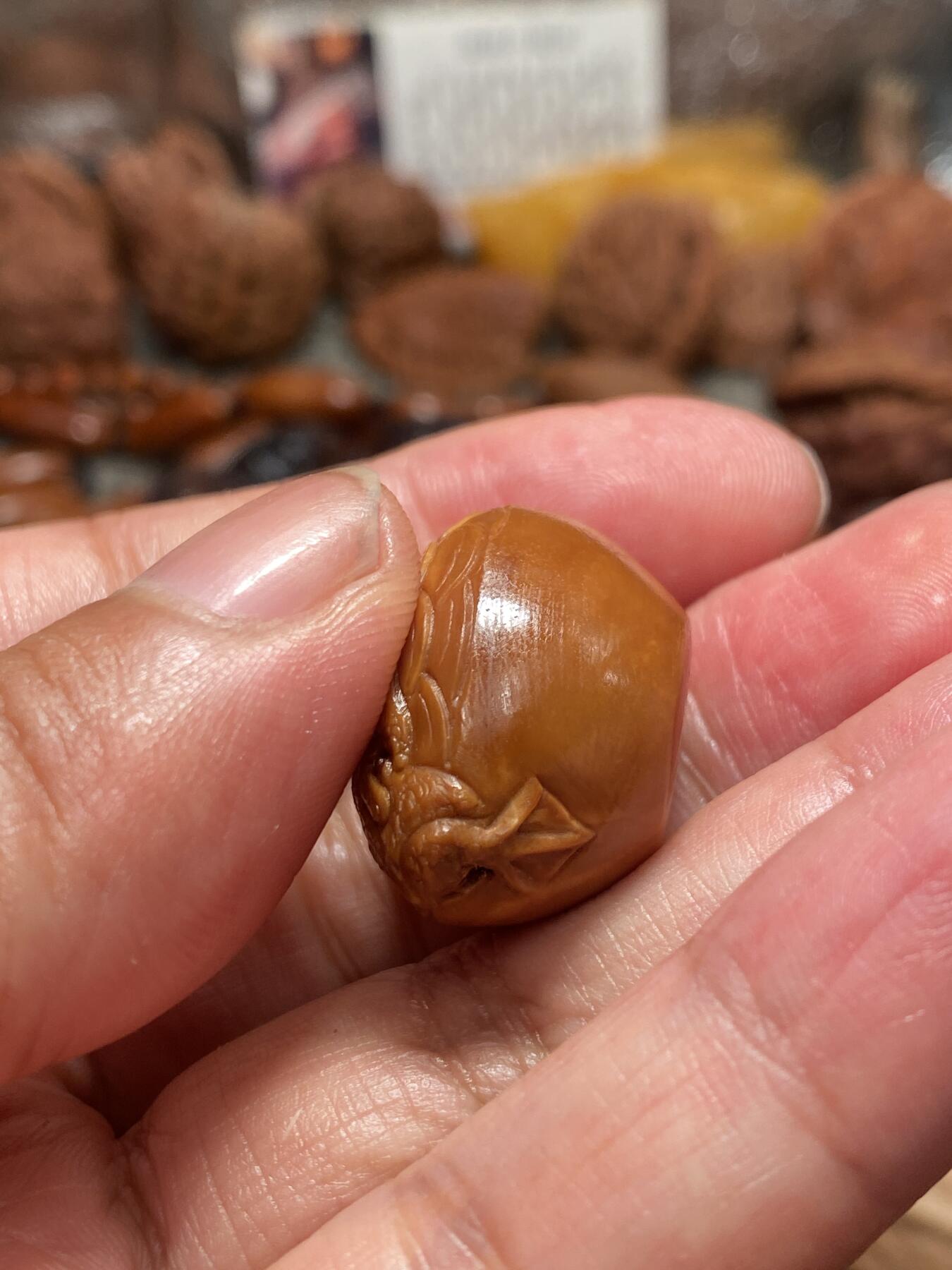 苏工核雕放漏价 苏工核雕纯手工名利双收元宝金蟾，神态到位，选用10年梅林核手作，尺寸2。2x3.2核色红润，立体感十足喜欢的来