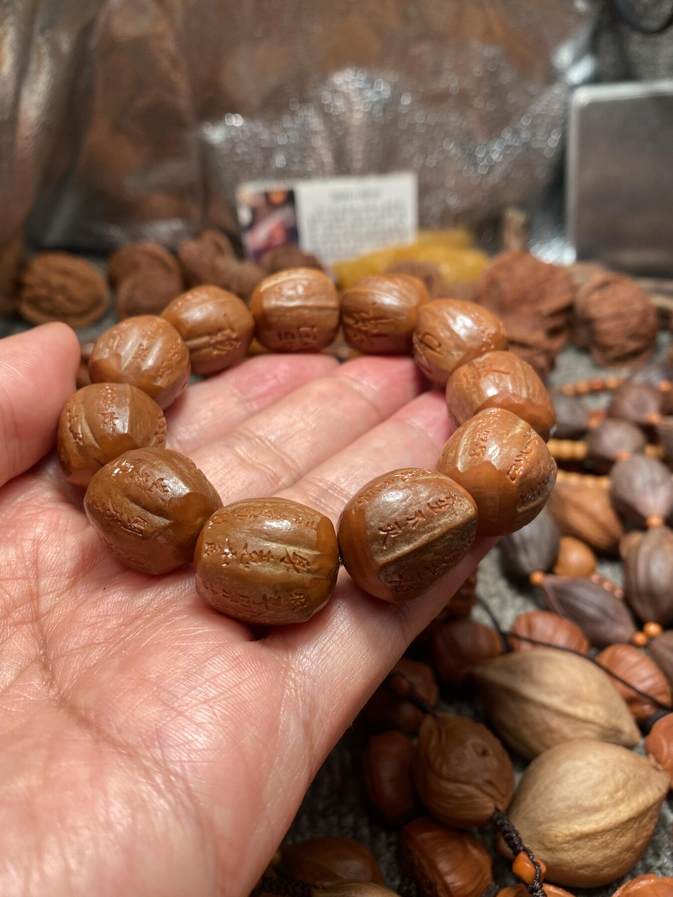 苏工核雕放漏价 福利苏工核雕纯手工铁核般若手串，短圆，个性立体非市场通货，尺寸1。88x2.1喜欢的来