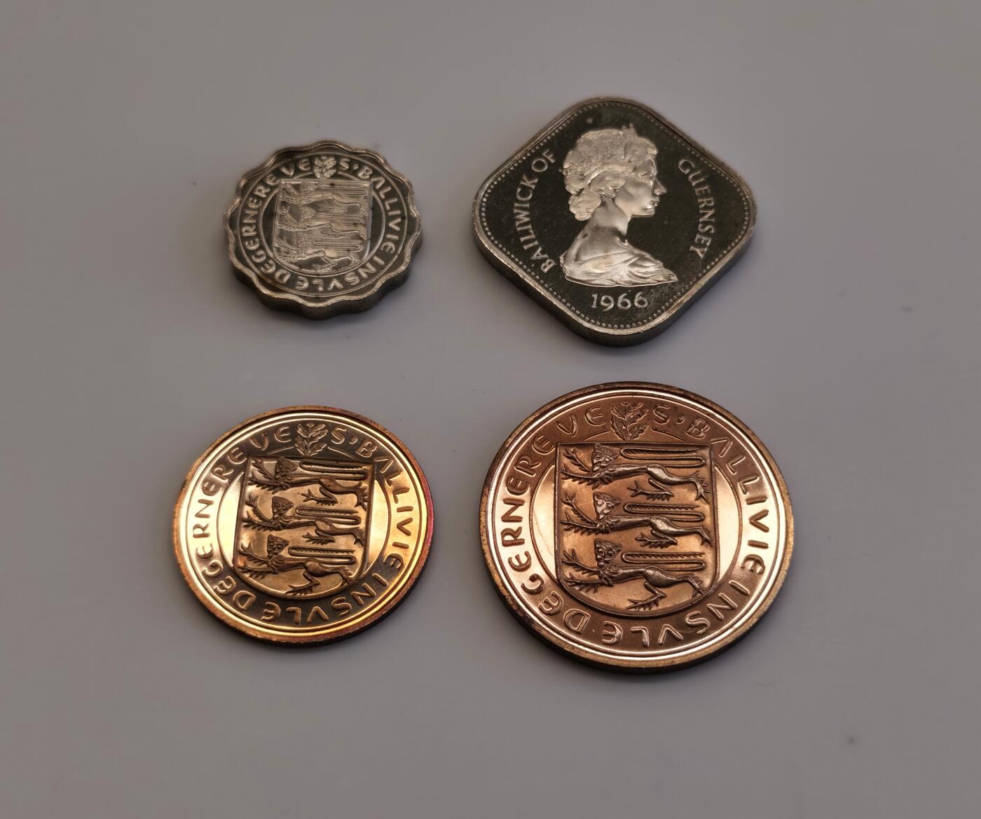 博洋堂“长夏未央”8月精品专场暨第089期（全场包邮） 英国-根西岛1966年伊丽莎白二世精制套币 4道步&8道步铜币绝美渐变五彩包浆 3先令镍币 10先令方形镍币 纪念诺曼底征服900周年 附带原盒