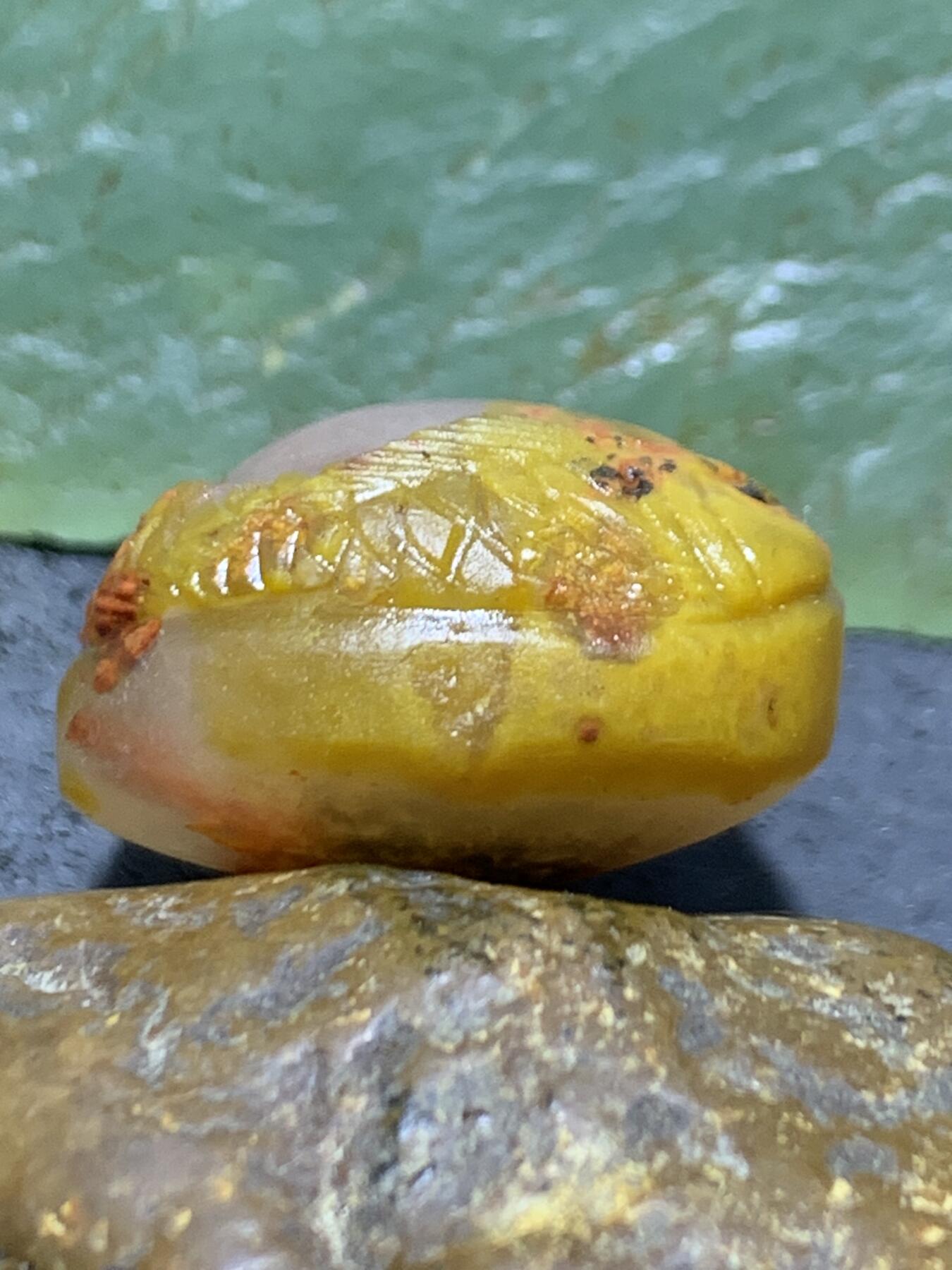 精美亚光原皮冰飘料糖心战国红玛瑙手工俏色巧雕鲤鱼吊坠（挂件）一个