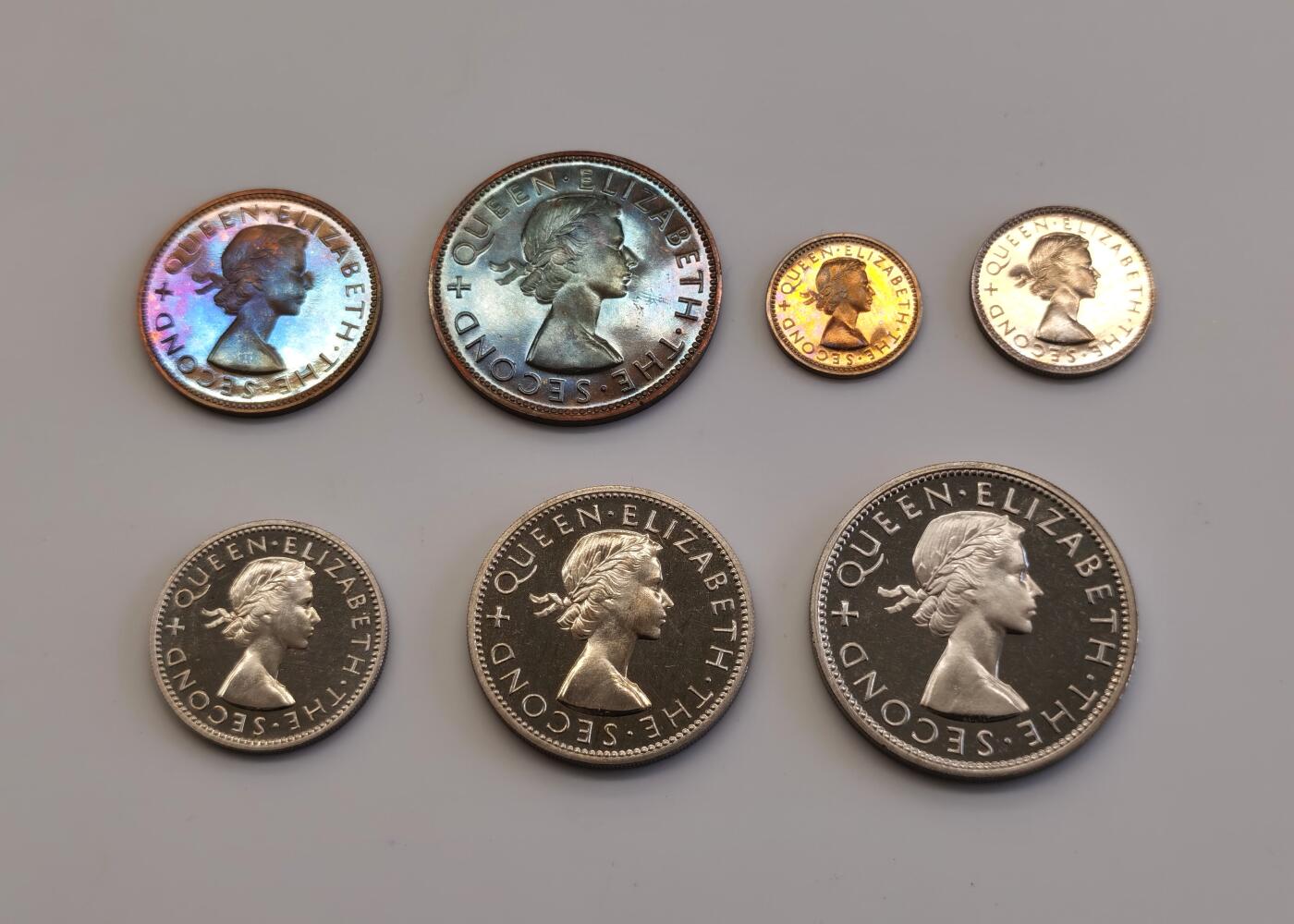 博洋堂“长夏未央”8月精品专场暨第089期（全场包邮） 新西兰1953年伊丽莎白二世登基精制登基套币7枚 铜币自带五彩包浆 附带原盒