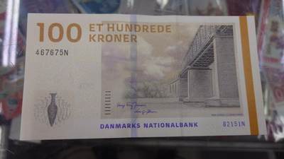 【世界钱币】精选微拍第132期暨2024年第43期  各类库存杂货 2015年丹麦100克朗 全新绝品尾号675N