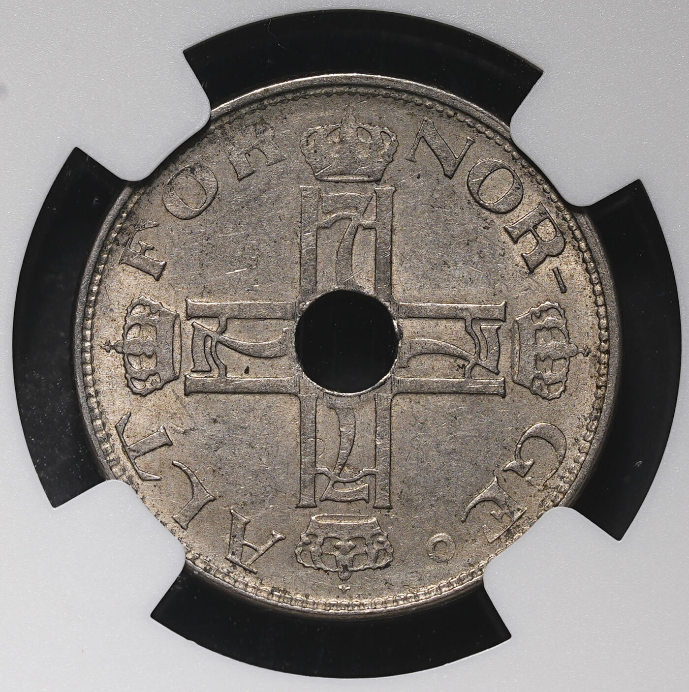 修遠堂世界钱币第三十八期 全场包邮 NGC MS62 1922年挪威中孔50欧尔 使用普通的50欧尔返厂重新打孔， MS品相当罕见，亚军分，冠军分也仅是63分，2015年HA一枚63分成交价423美金