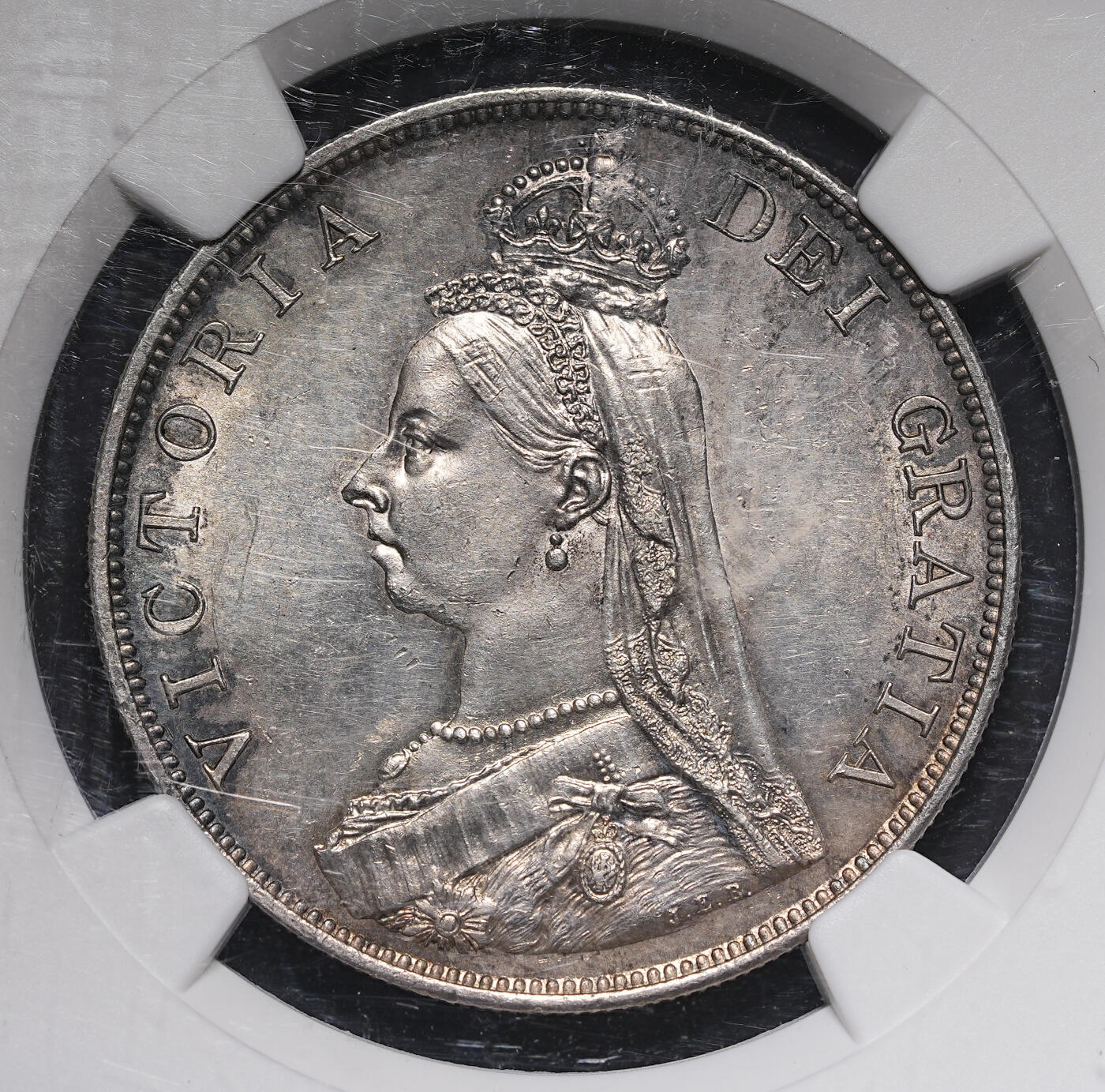修遠堂世界钱币第三十八期 全场包邮 纸袋五彩 NGC MS63 1887年英国4先令大银币 盒子边有磕 介意者请勿出价