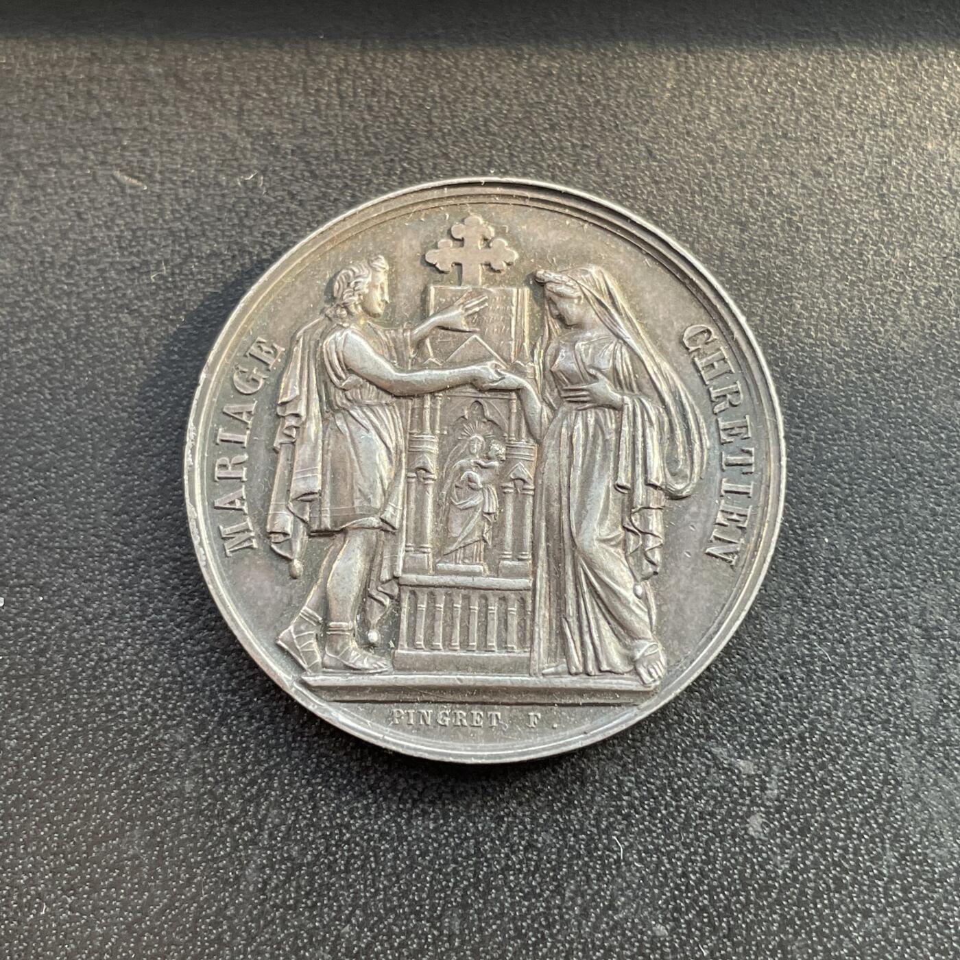 「木头集藏」章牌专场-第46期 1885年法国婚礼银章，直径：30mm，12.2g，边铭：蜜蜂 ARGENT （1860-1879年），背面手工花体字还不错