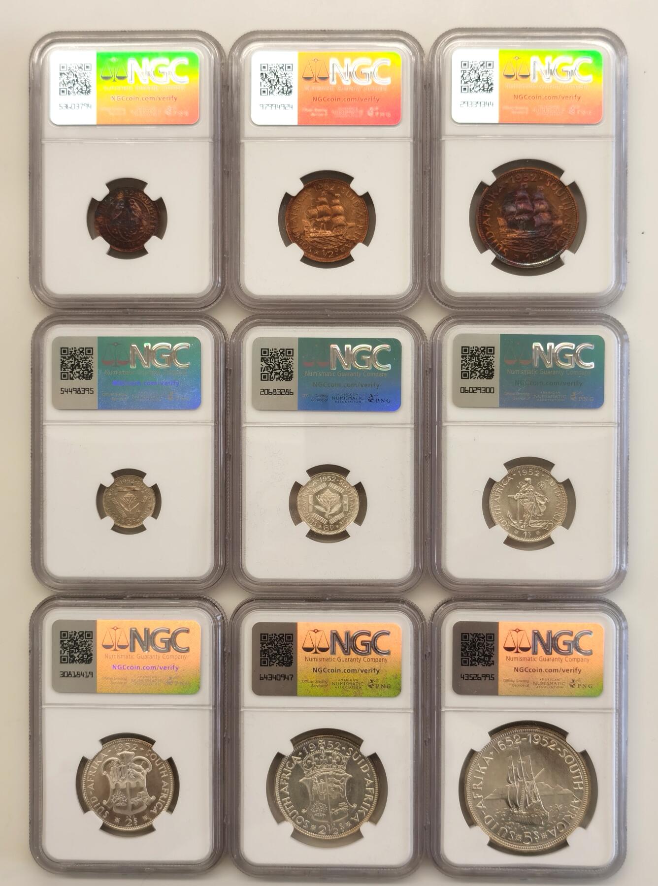 博洋堂“长夏未央”8月精品专场暨第089期（全场包邮） NGC PF66/67 英属南非1952年乔治六世纪念发现开普敦300周年 5先令-1/4便士 精制套币 6银3铜 唯一一枚没用跳羚图案的克朗 背面帆船图案寓意1652年荷兰东印度公司抵达开普半岛的事迹 附带原盒 自藏一步到位 高分一套集齐 67的5先令和67CAM的3便士更是本套硬币的亮点 工艺受限导致此系列很难出CAM状态 参考本月成交的一枚66CAM的3便士为79美元