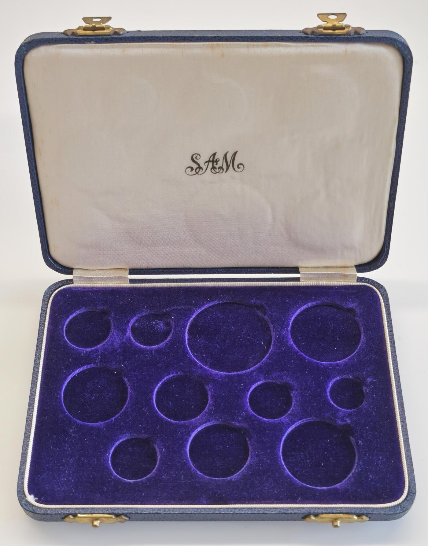 博洋堂“长夏未央”8月精品专场暨第089期（全场包邮） NGC PF66/67 英属南非1952年乔治六世纪念发现开普敦300周年 5先令-1/4便士 精制套币 6银3铜 唯一一枚没用跳羚图案的克朗 背面帆船图案寓意1652年荷兰东印度公司抵达开普半岛的事迹 附带原盒 自藏一步到位 高分一套集齐 67的5先令和67CAM的3便士更是本套硬币的亮点 工艺受限导致此系列很难出CAM状态 参考本月成交的一枚66CAM的3便士为79美元