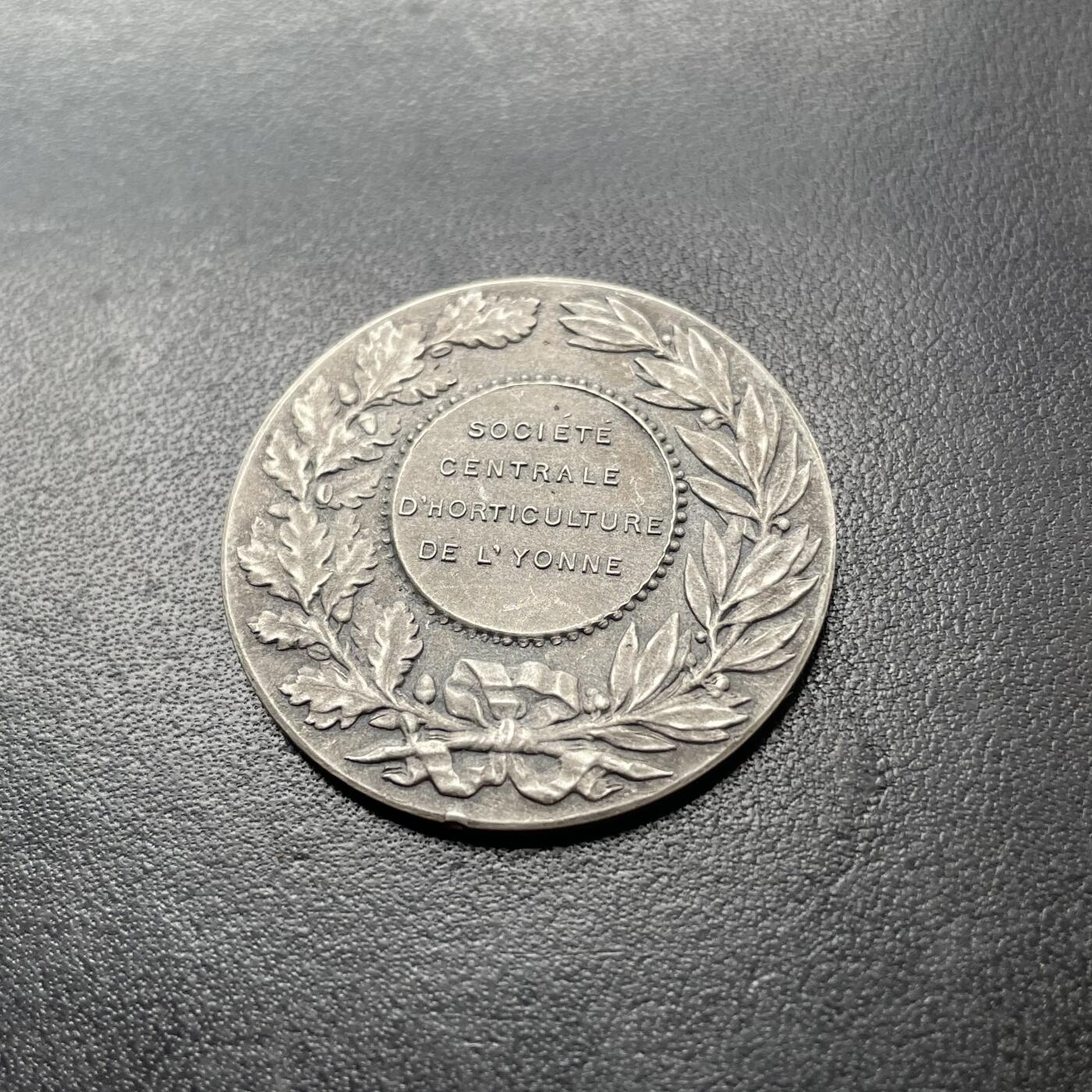 「木头集藏」章牌专场-第46期 CH.Pillet～法国园艺种植银章  直径：33.5 mm，14.2 g  边铭：菱形厂标 ARGENT  野猪头银标  名家作品
