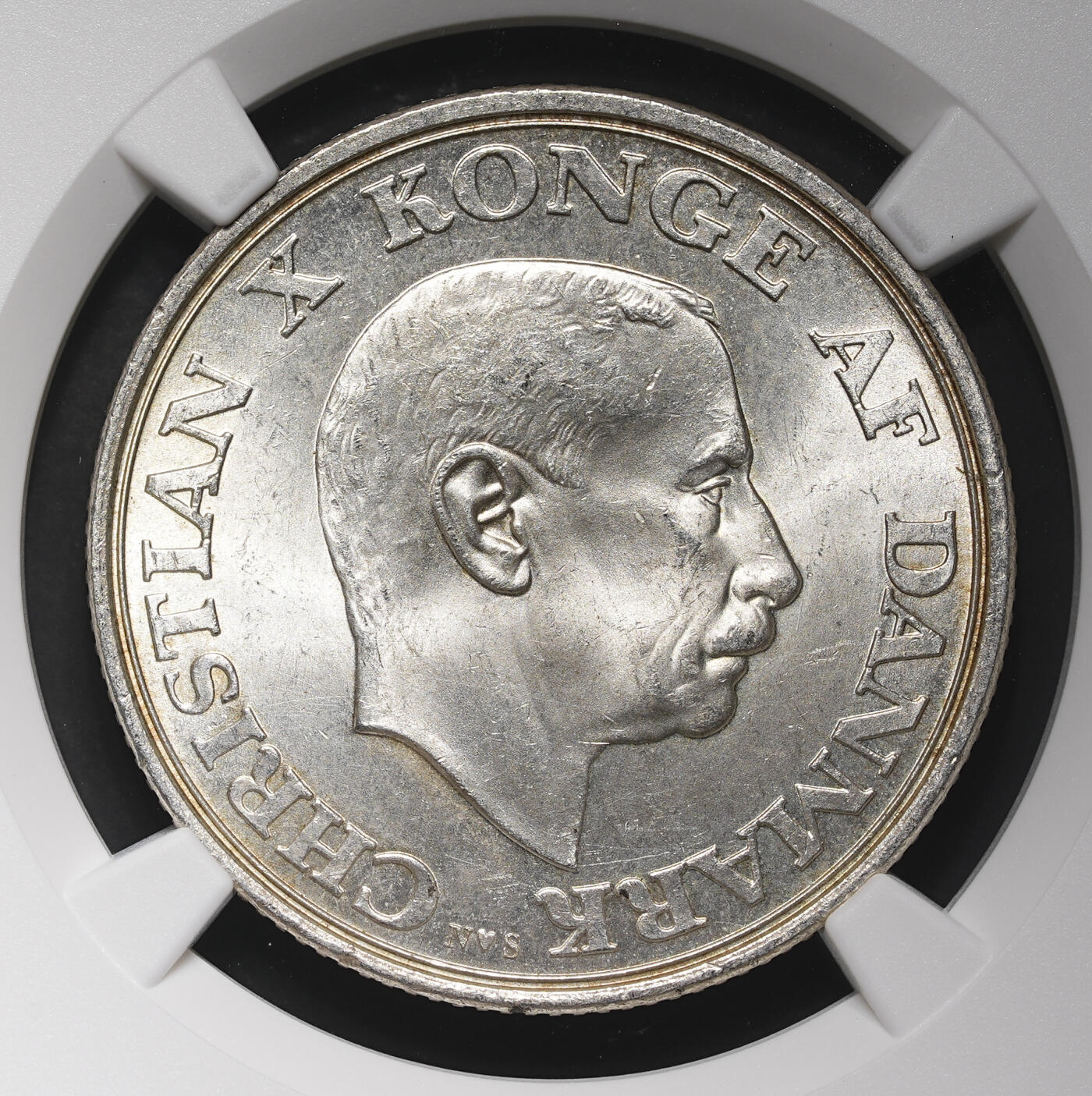 修遠堂世界钱币第三十八期 全场包邮 NGC MS65 1945年丹麦国王75岁大寿纪念2克朗银币