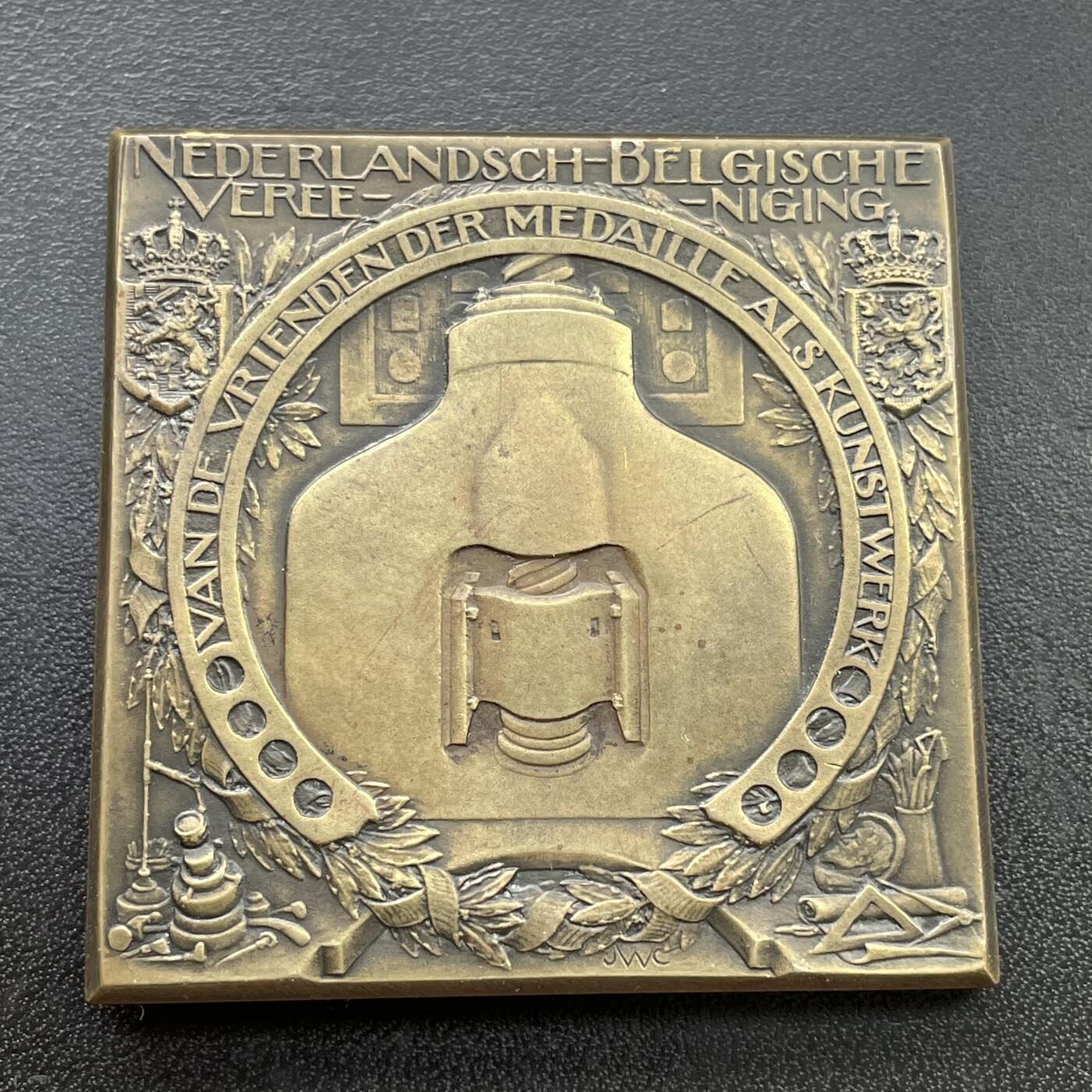 「木头集藏」章牌专场-第46期 Wienecke～1914年荷比协会SHBAMA作品37号-茜茨卡·维奈克15岁生日铜章（Sietske Wienecke op 15-jarige leeftijd） 尺寸：47×47mm，Sietske Wienecke是本枚章牌设计师的女儿。