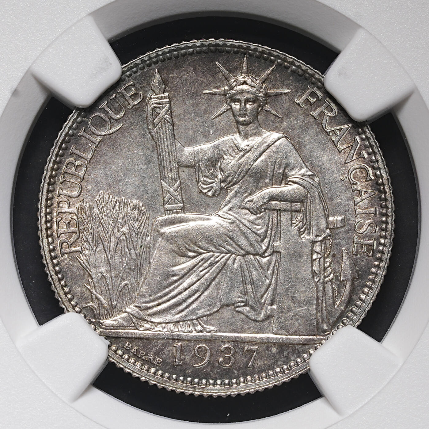 修遠堂世界钱币第三十八期 全场包邮 NGC MS64 1937年法属印支坐人20分银币 欧洲纸袋灰彩